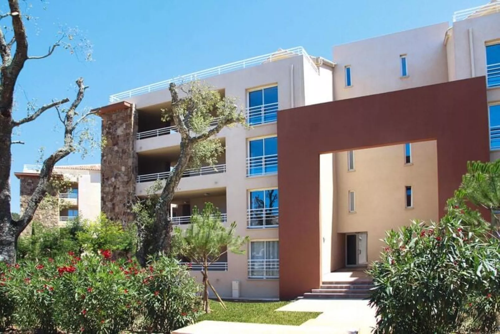Residence Salina Bay Porto-Vecchio // F2 - 2-4 pers côté piscine-Außenbereich Sommer
