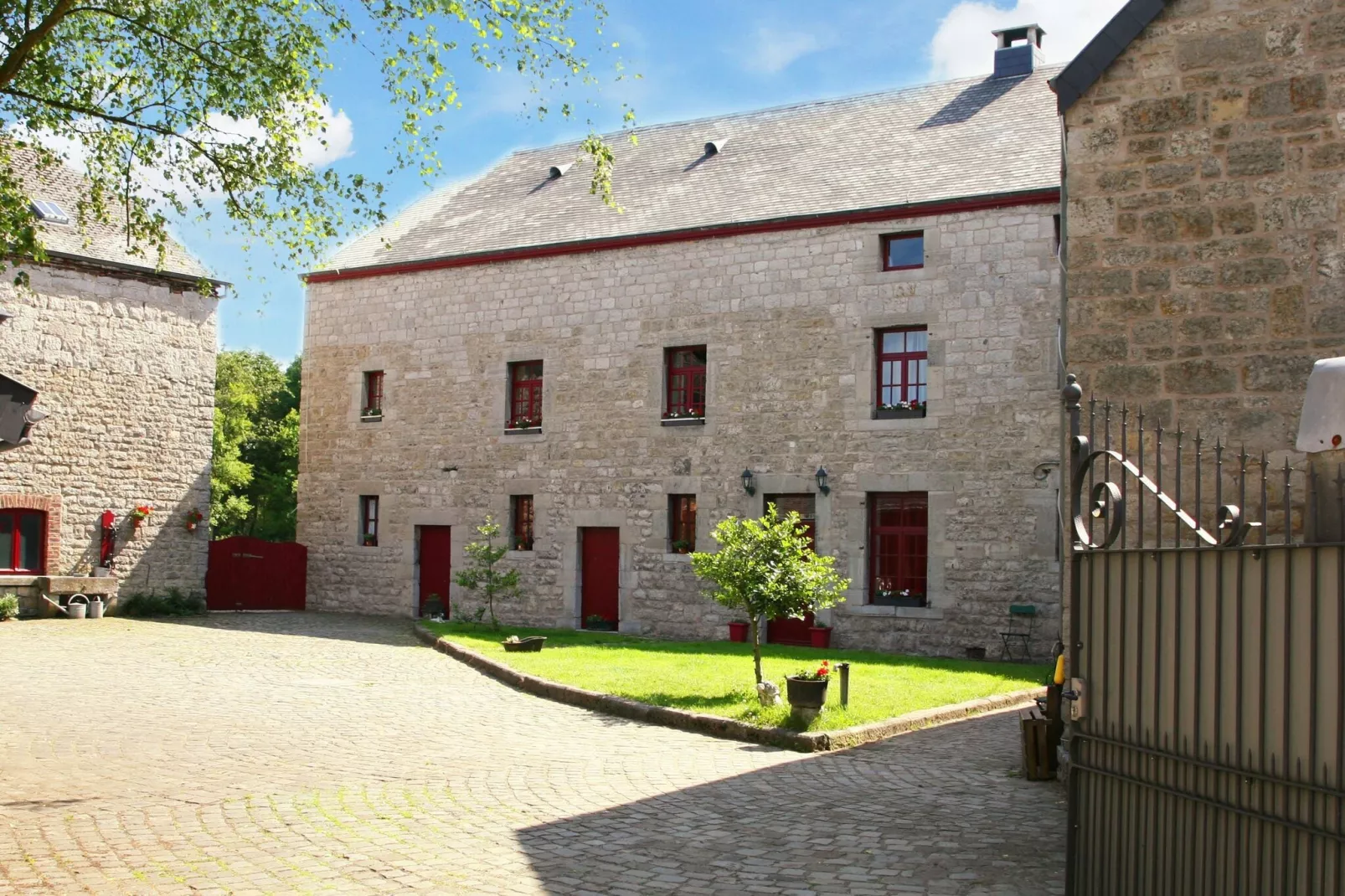 La petite ferme du noyer-Außenbereich Sommer