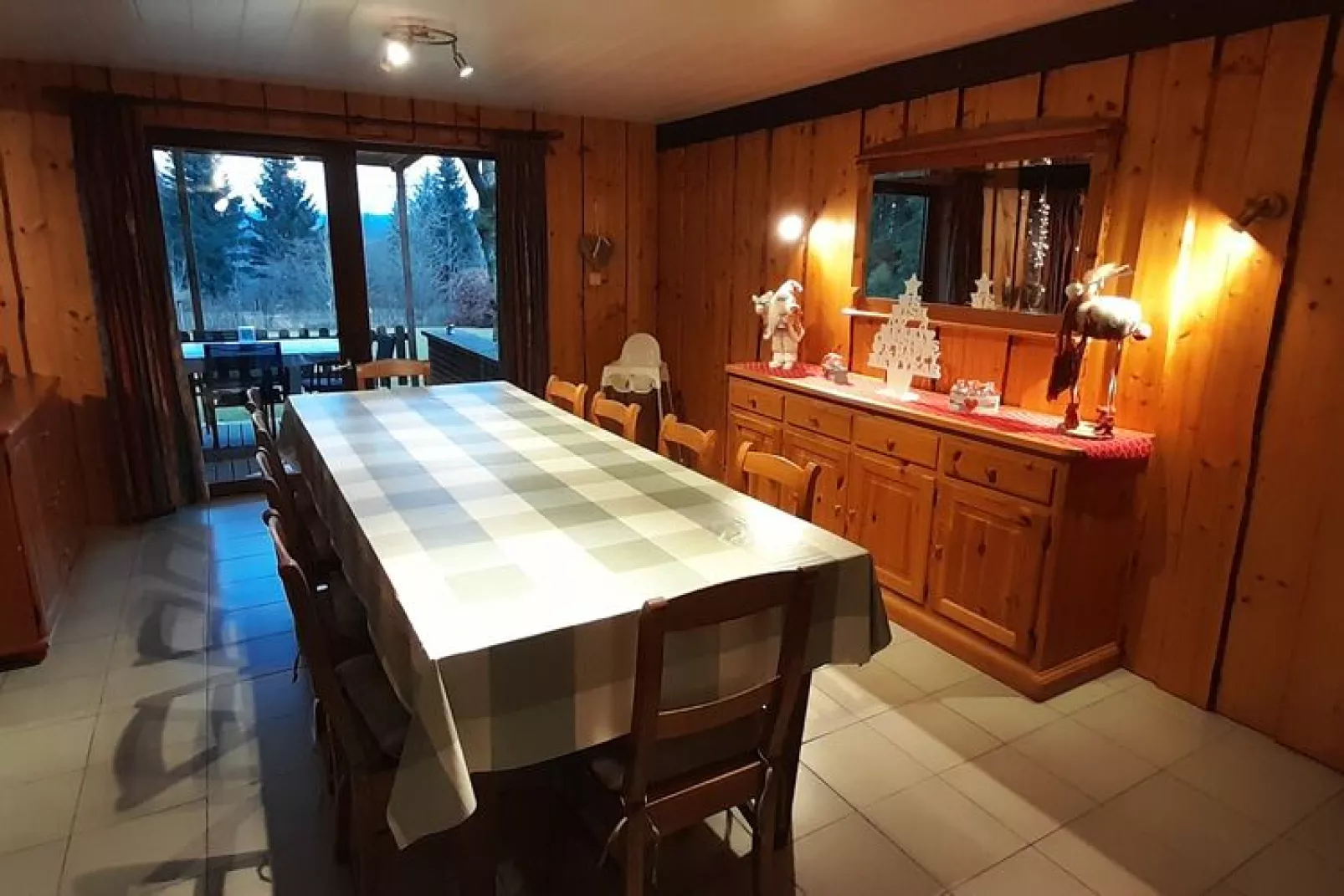 La Canadienne-Dining room