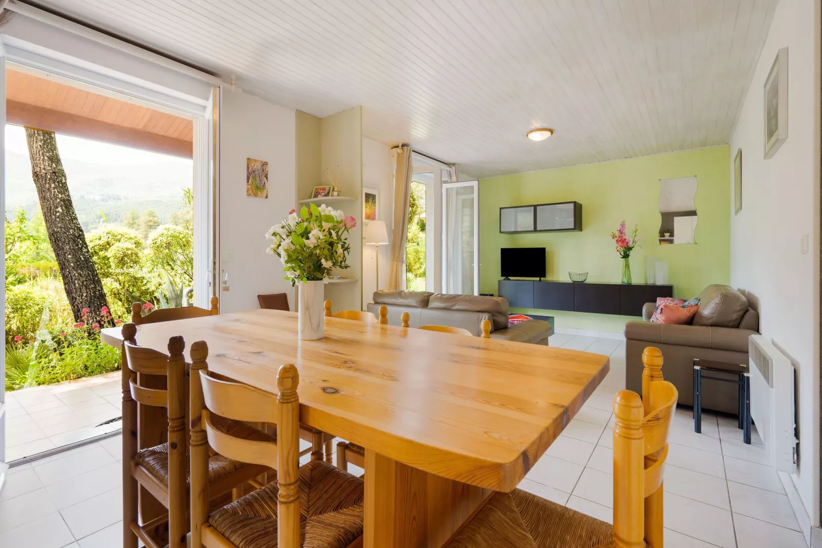 Les Hortensias-Dining room