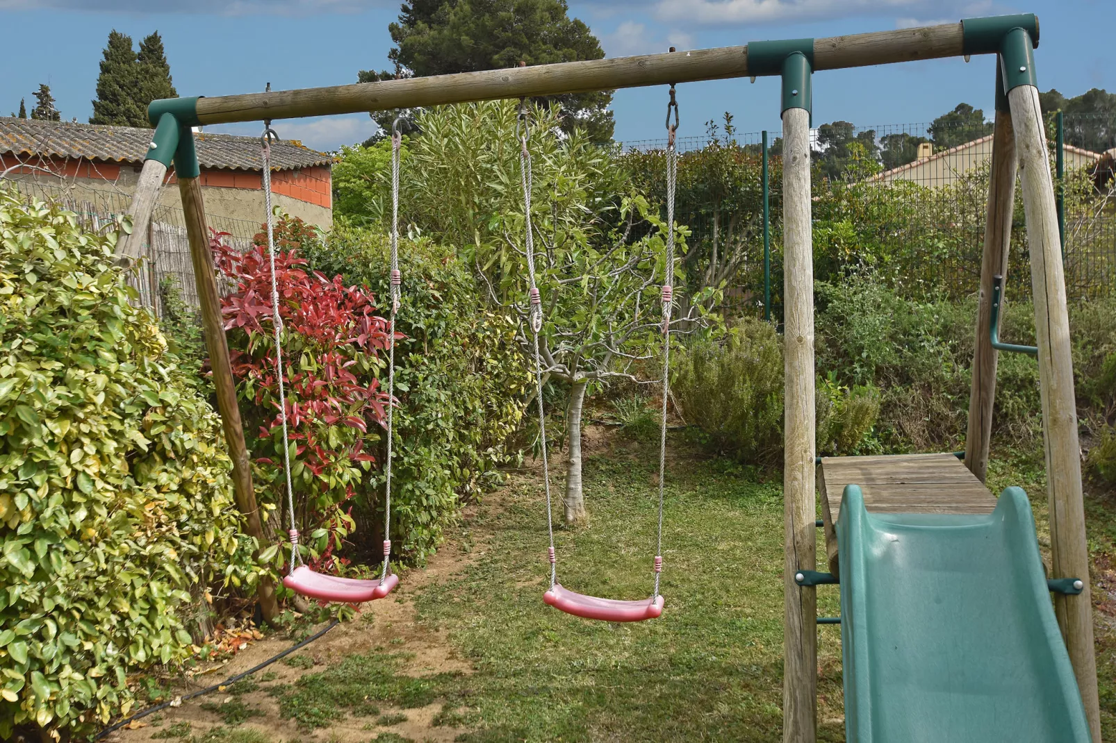 Villa Le Cabernet-Gardens summer