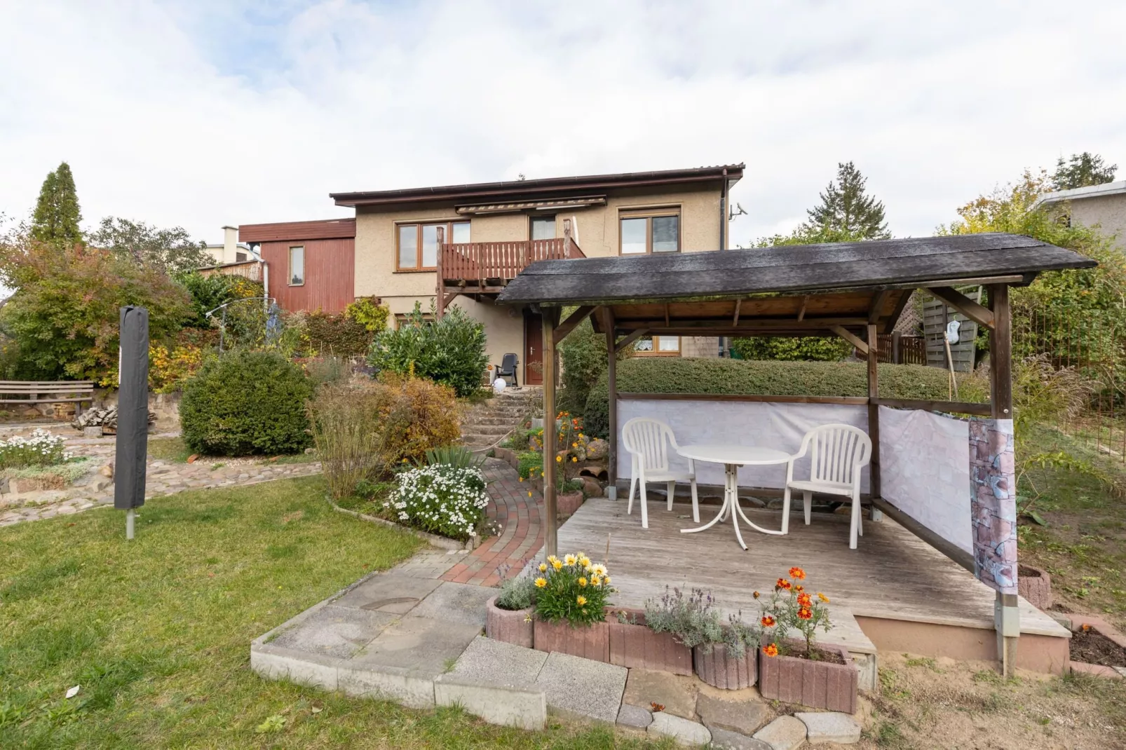 Hübsche Ferienwohnung am See nur 500m-Gärten Sommer