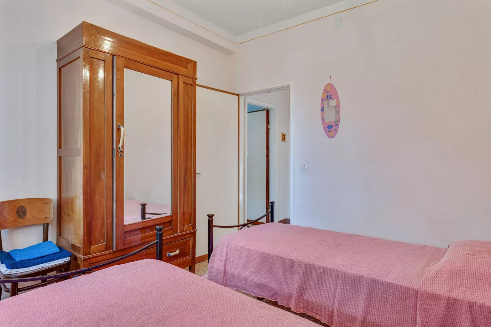 Camelia-Bedroom