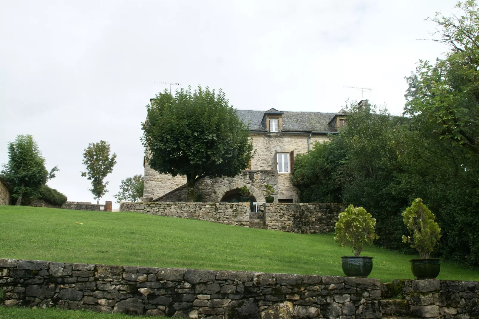 Saint-Geniez-d'Olt-Gärten Sommer