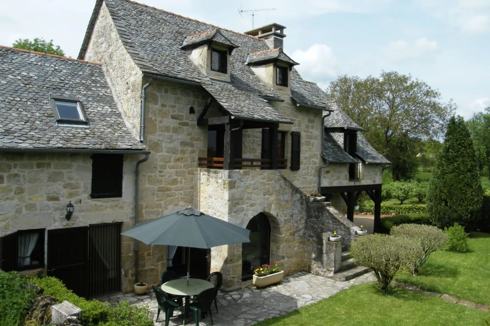 Muret-le-Château-Exterior summer