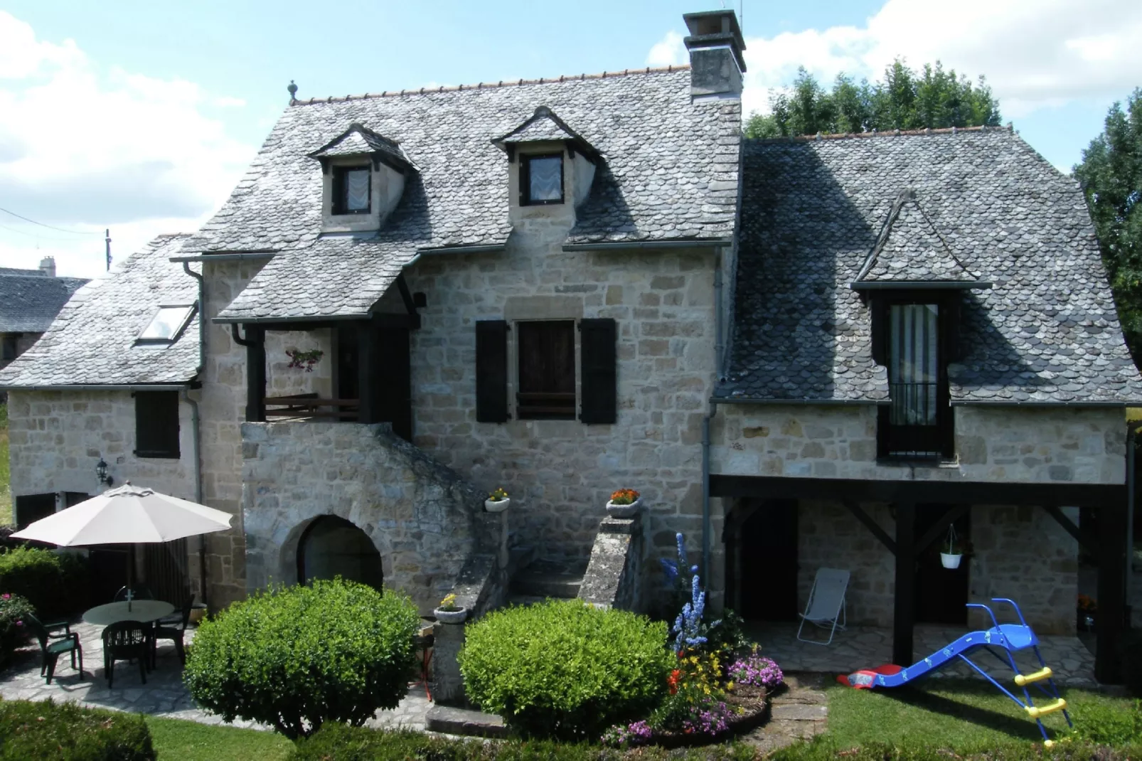 Muret-le-Château-Exterior summer
