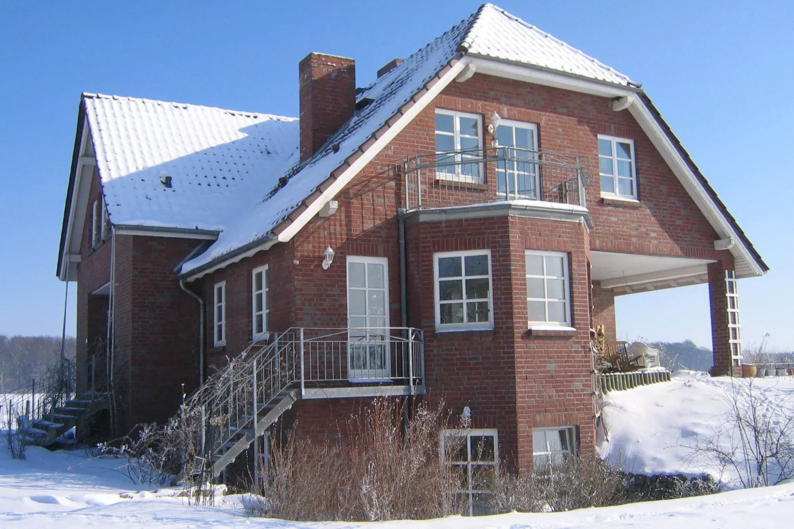 Romantisches Landhaus mit Kamin-Exterior winter