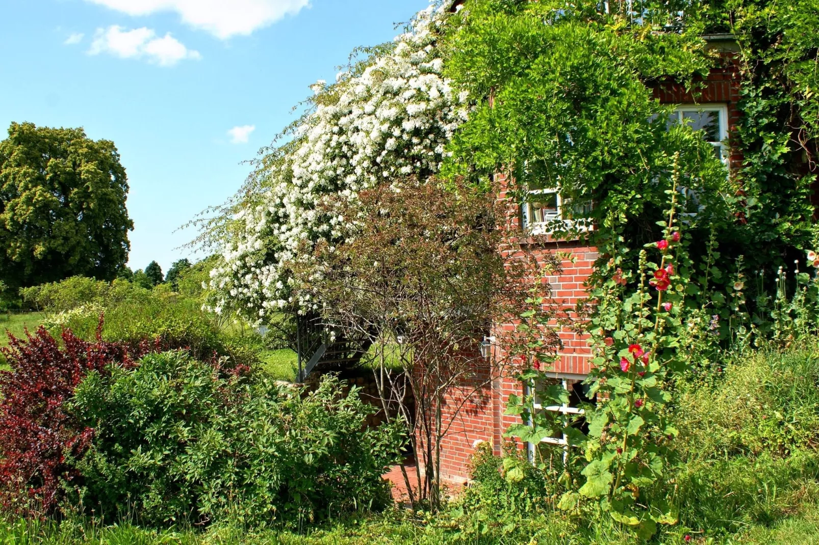 Romantisches Landhaus mit Kamin-Exterior summer