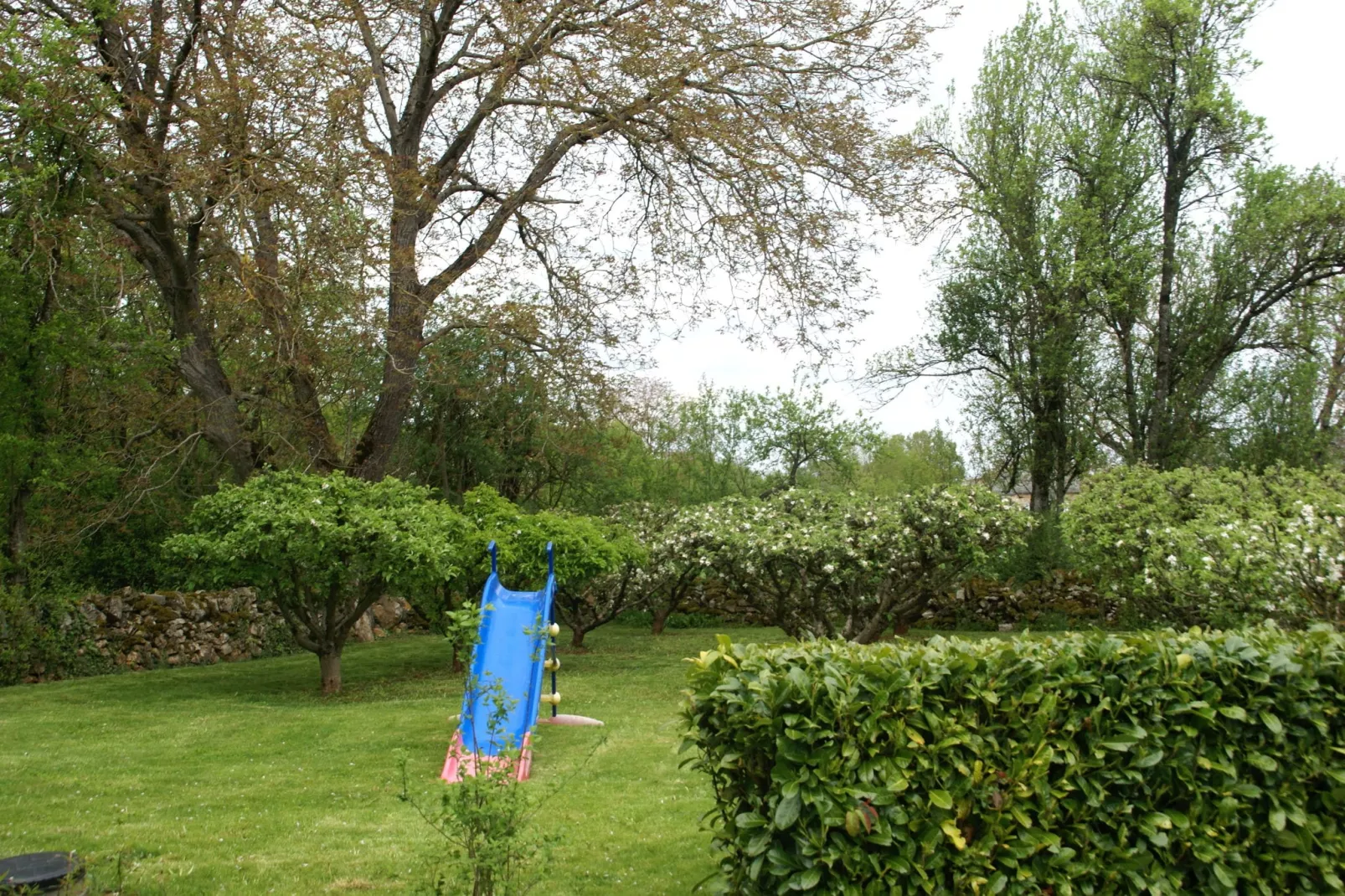 Muret-le-Château-Gardens summer