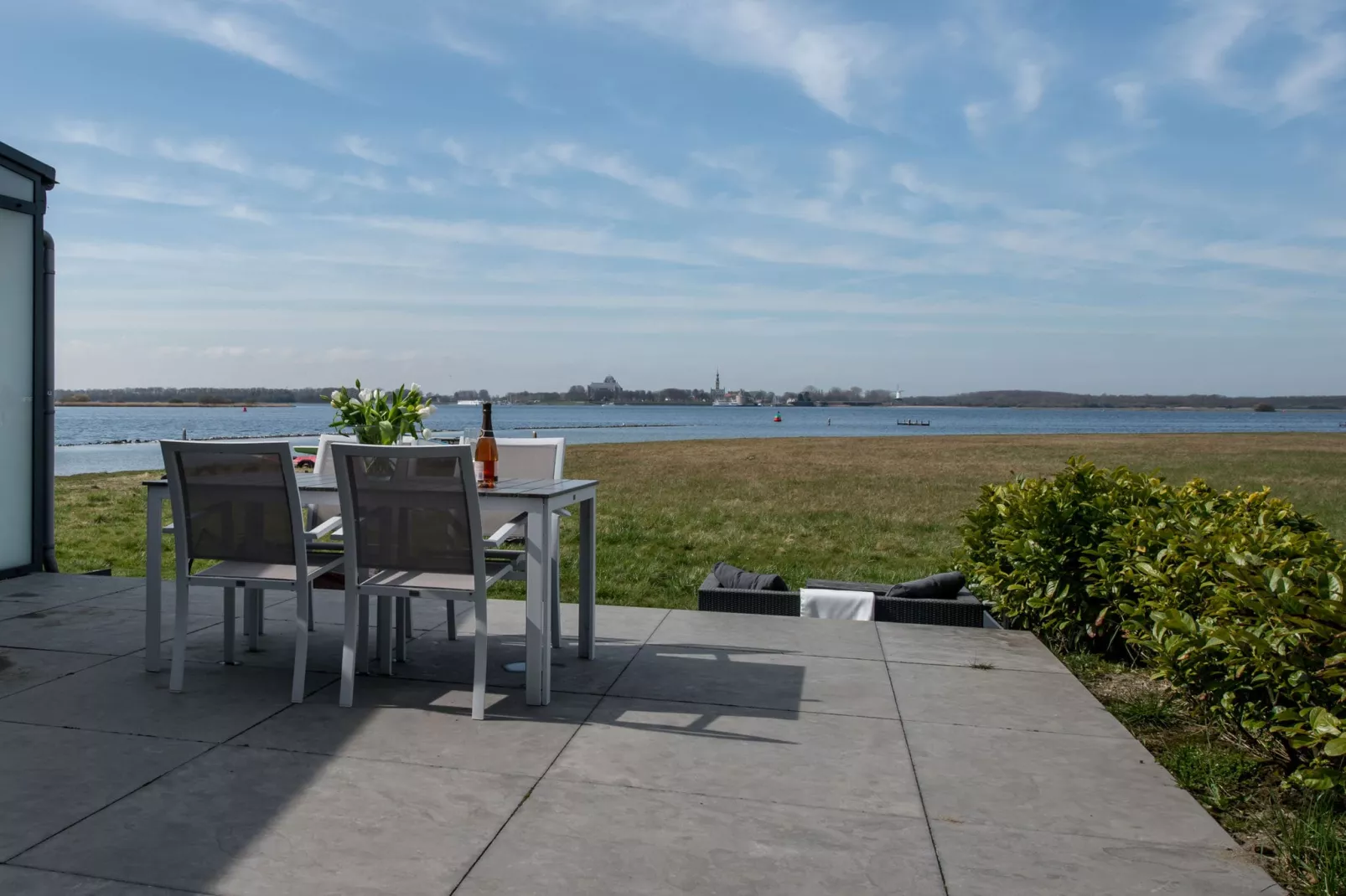 Havenweg 8-Gardens in summer