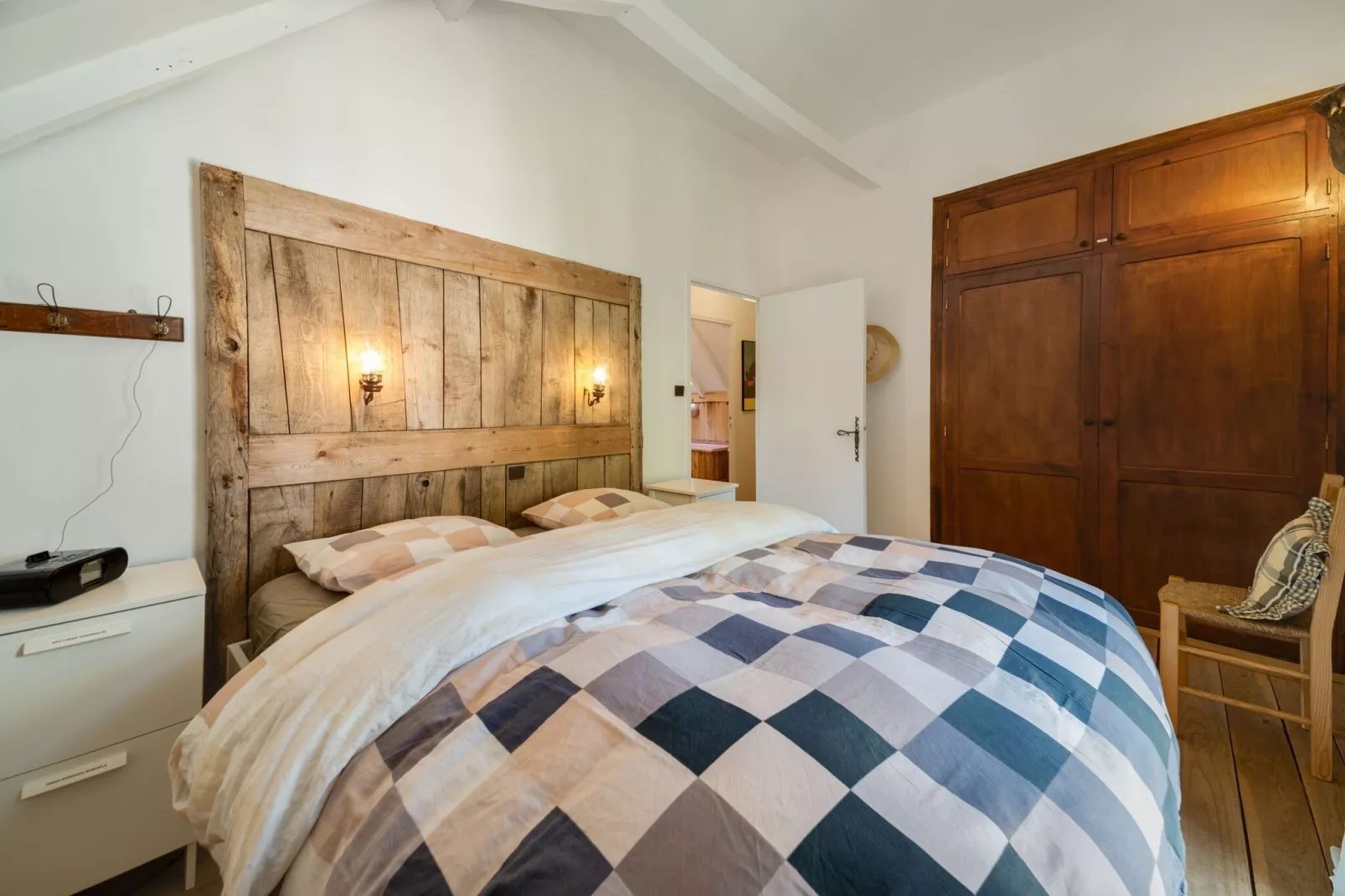 Moulin rivière et piscine-Bedroom