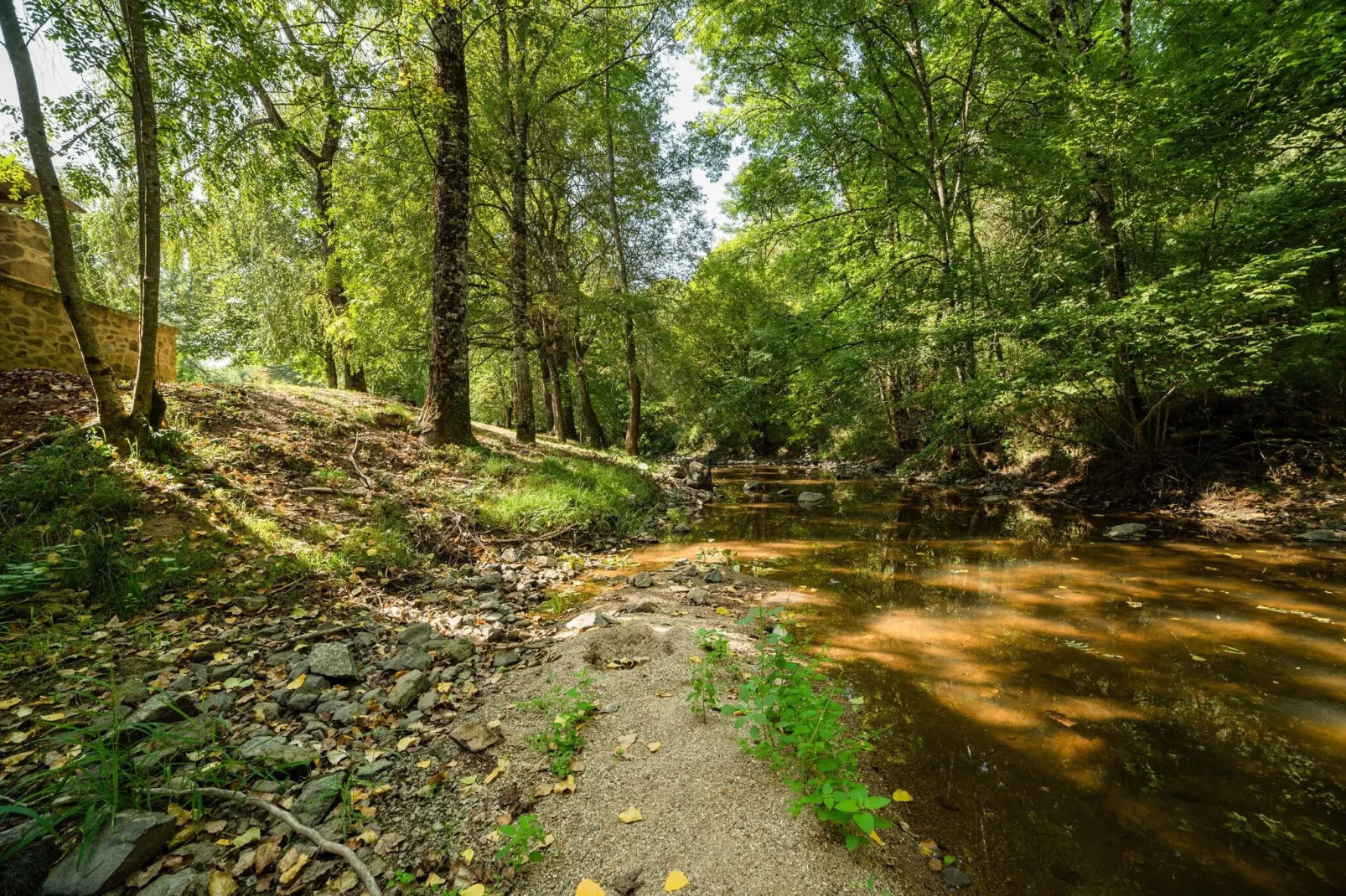 Moulin rivière et piscine-Areas summer 1km