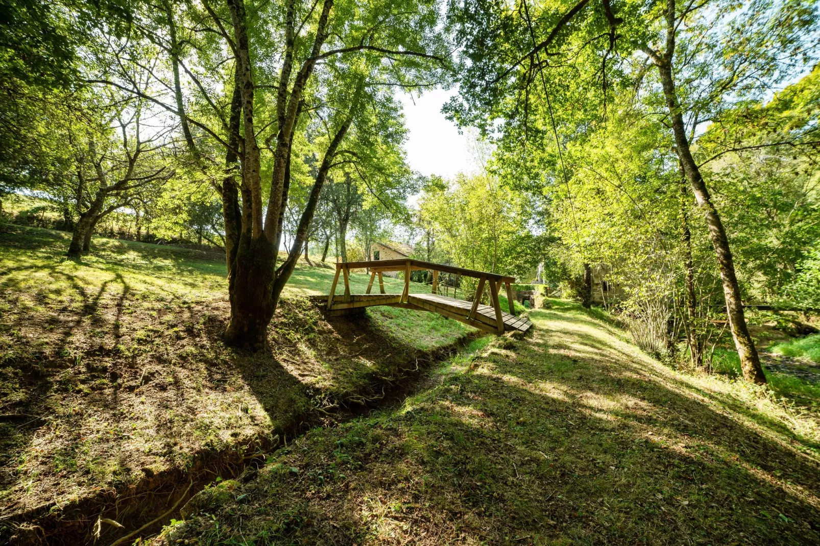 Moulin rivière et piscine-Areas summer 1km