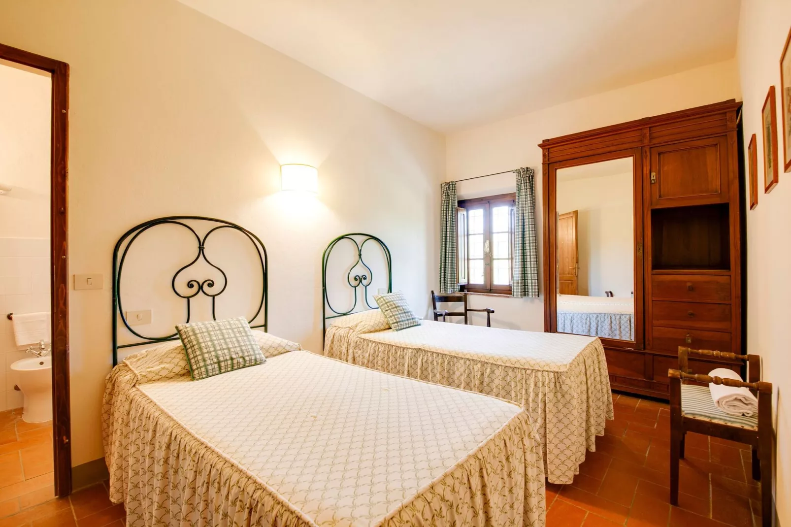 Nantia-Bedroom
