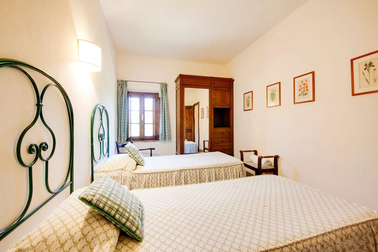 Nantia-Bedroom