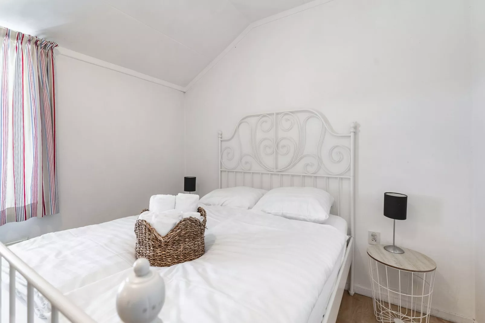 Valleyview Cottages - NR01-Bedroom