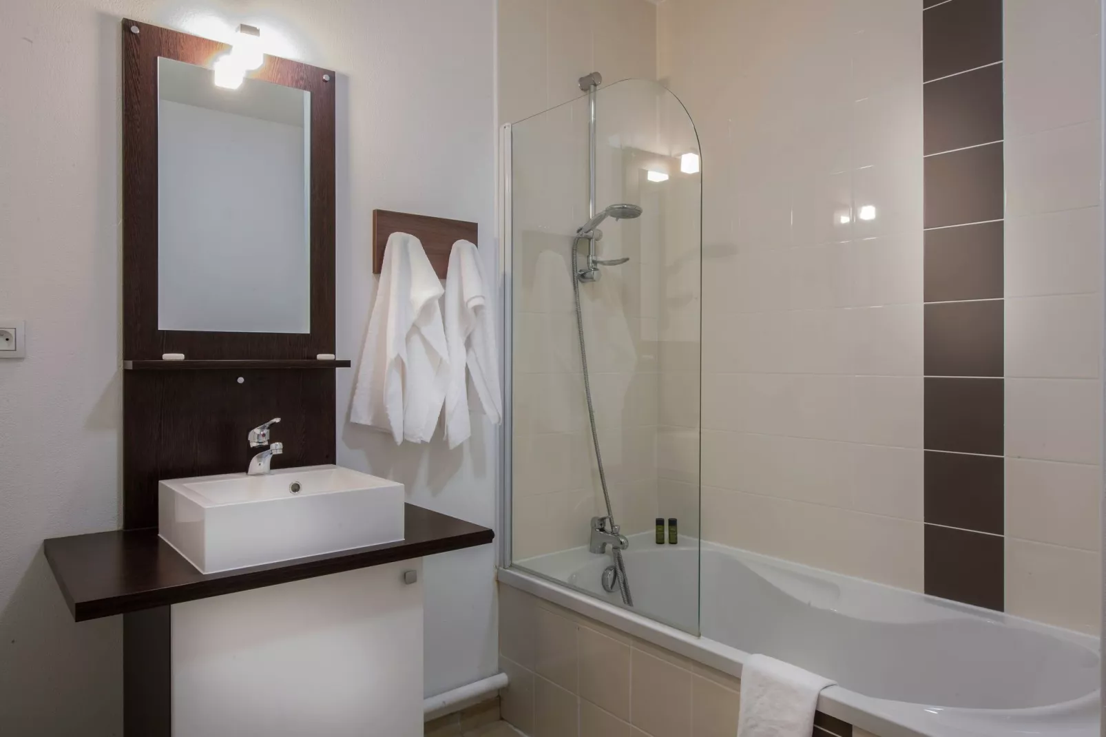 Le Clos du Rocher 1-Bathroom