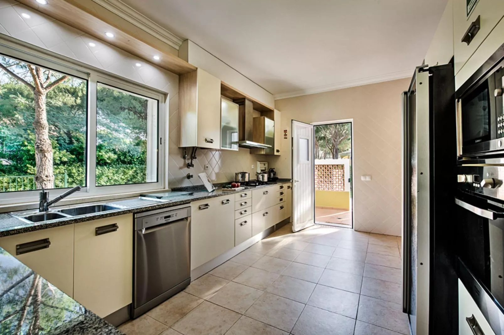 Praia Verde-Kitchen