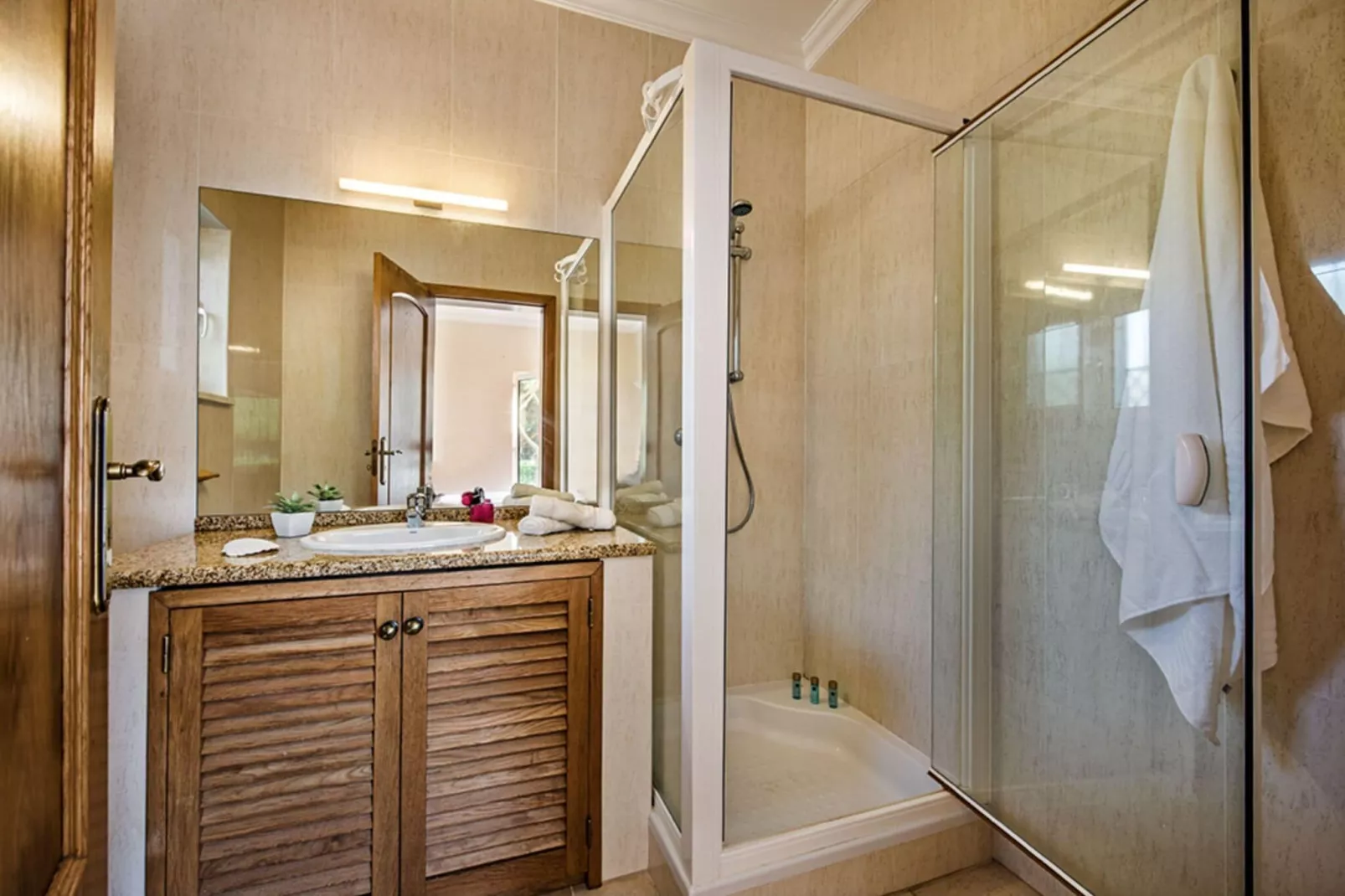 Praia Verde-Bathroom