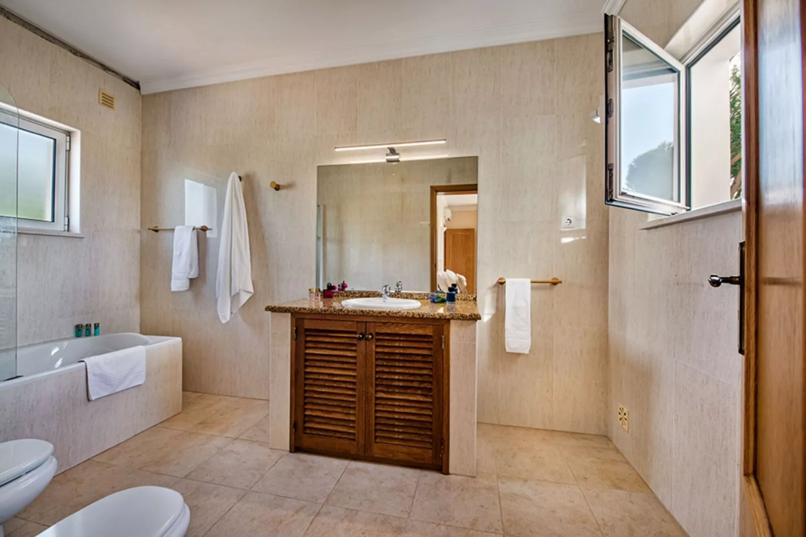 Praia Verde-Bathroom