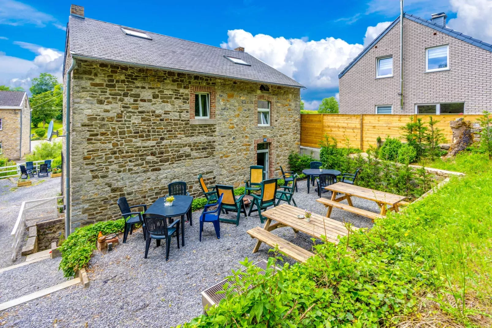 Le petit château de Harze-Extérieur été