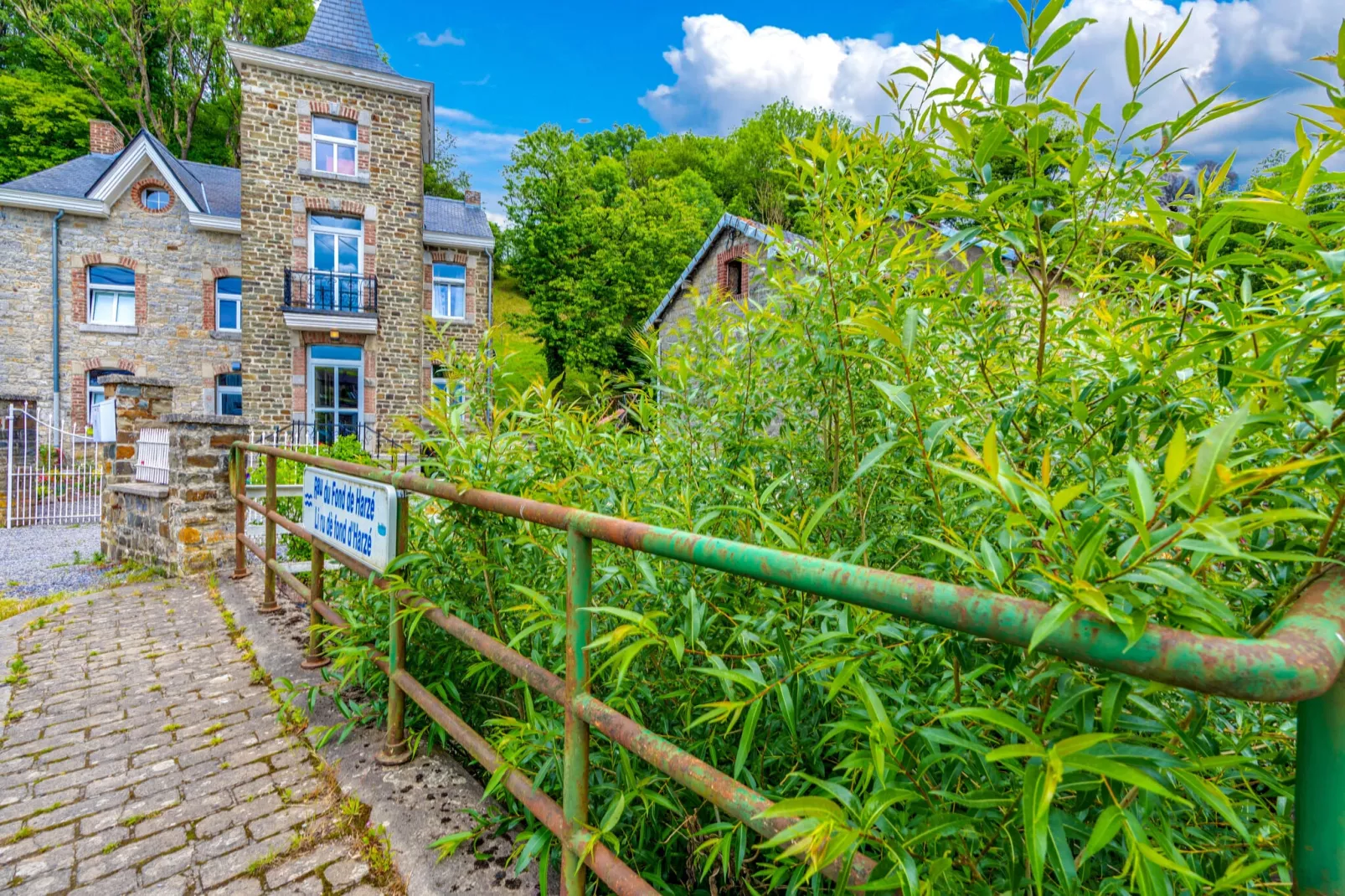 Le petit château de Harze-Extérieur été