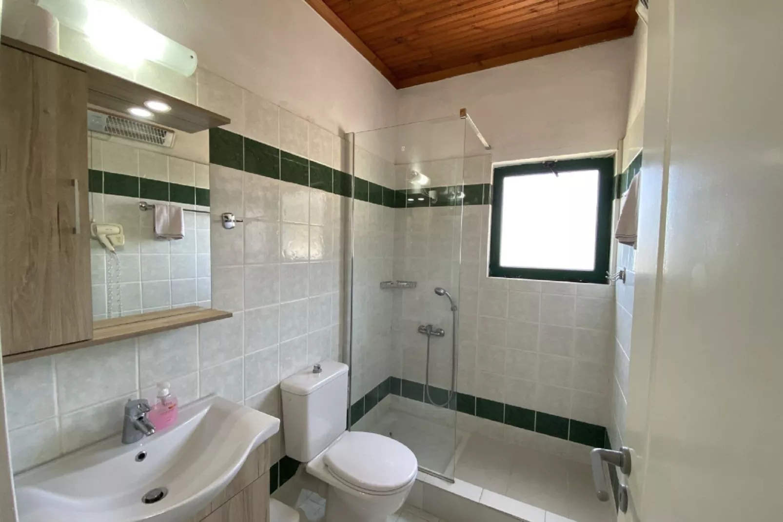 Benitses Apartment Corfu-Bathroom