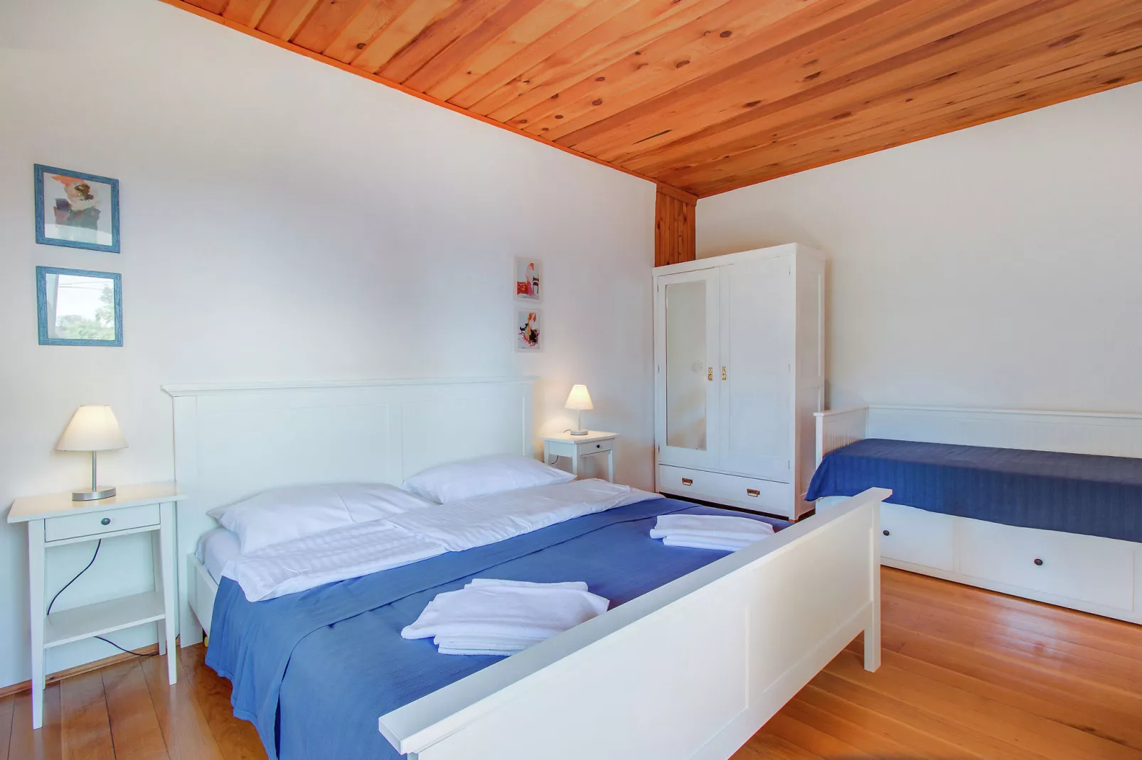 Antiqua-Bedroom