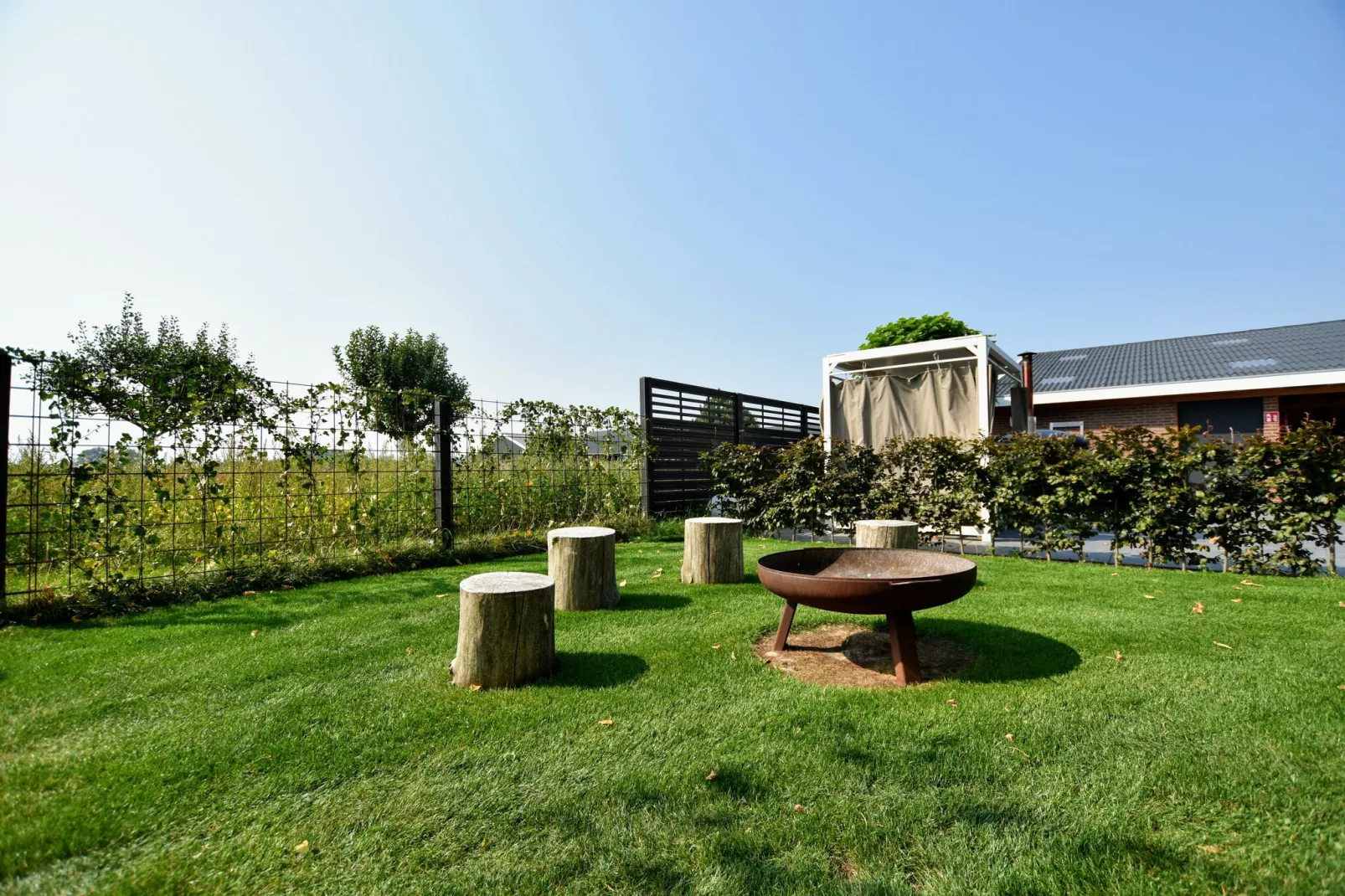 Villa Grenszicht-Gardens summer