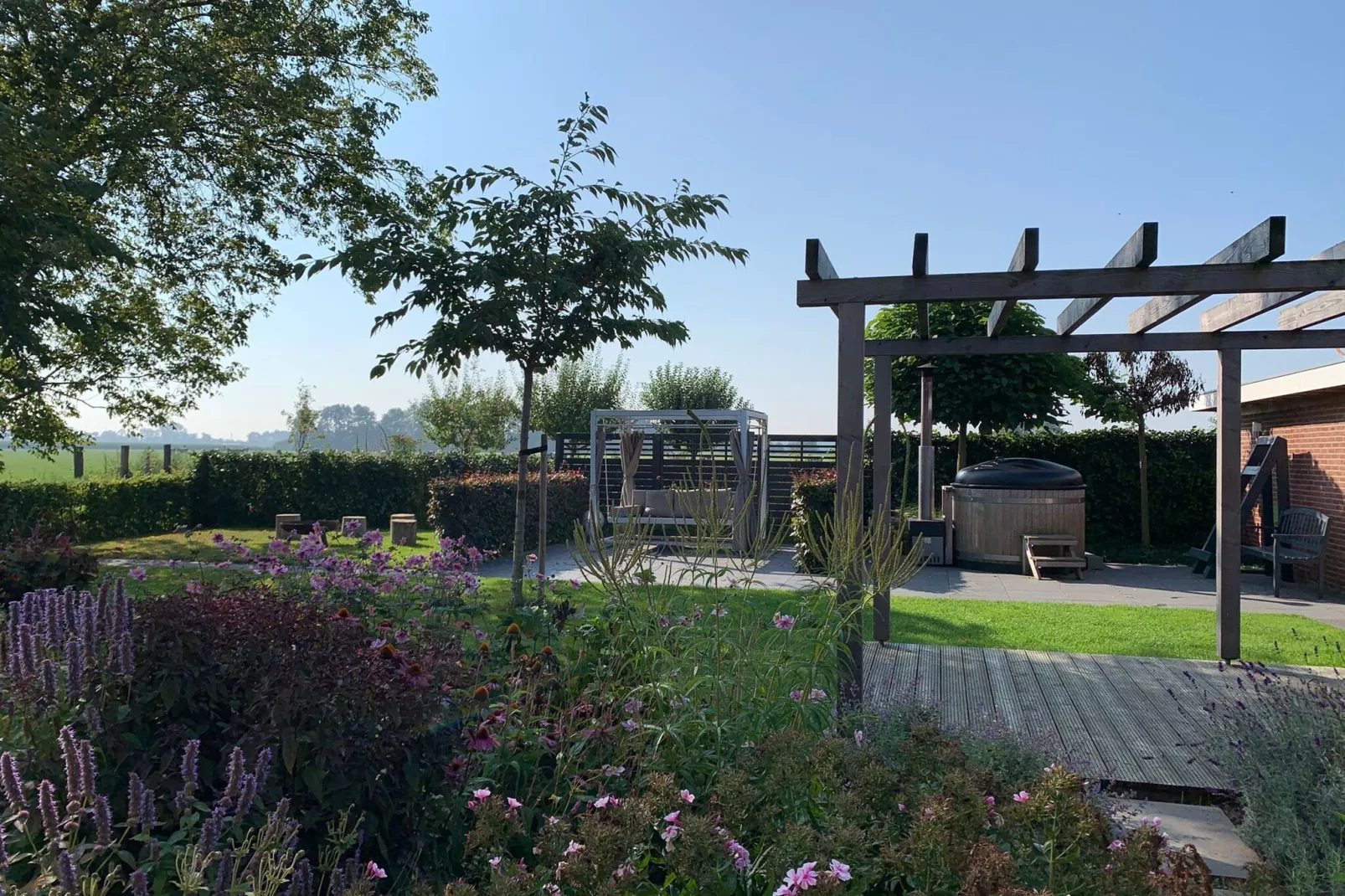 Villa Grenszicht-Gardens summer