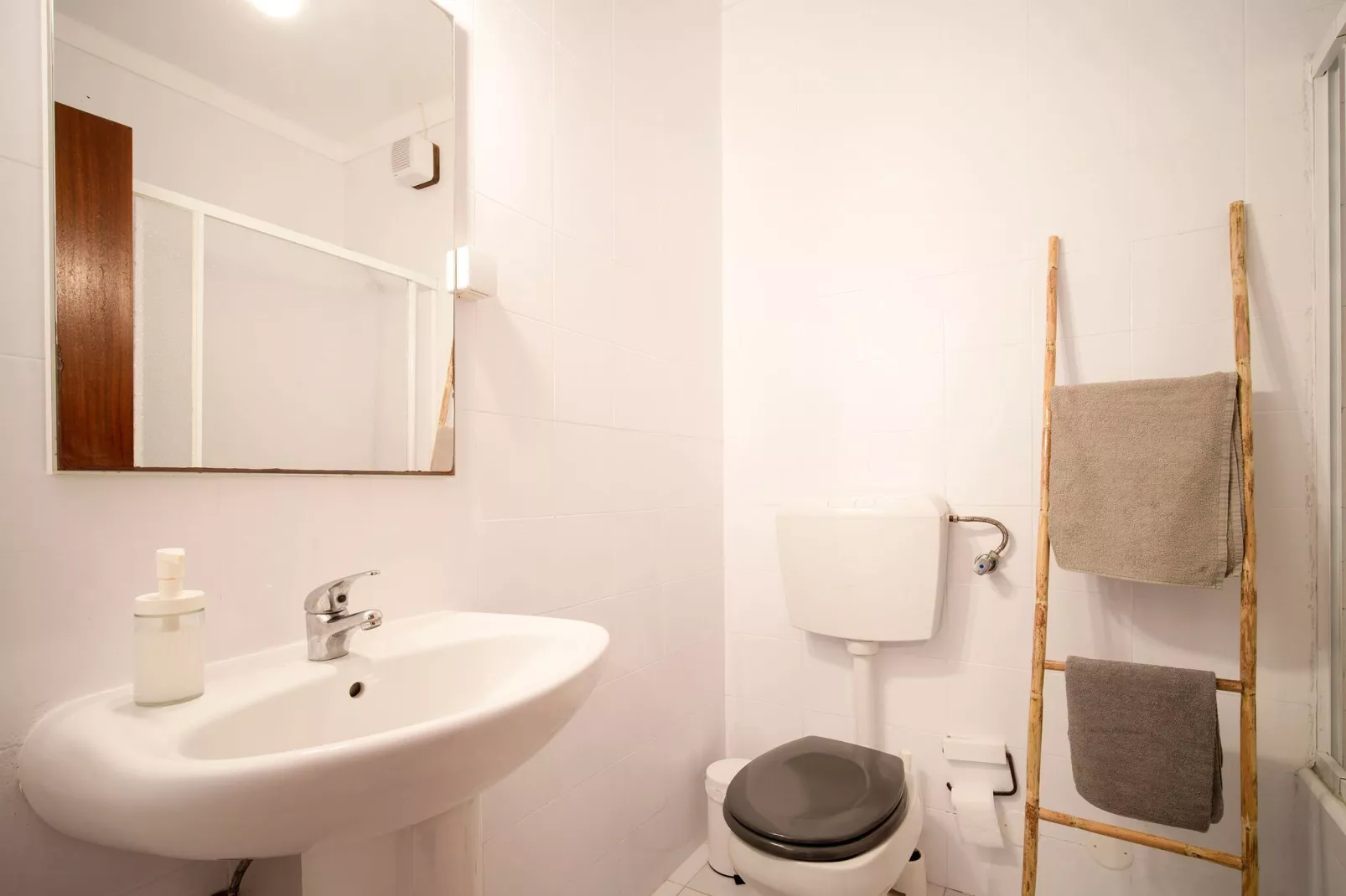 Isabel-Bathroom
