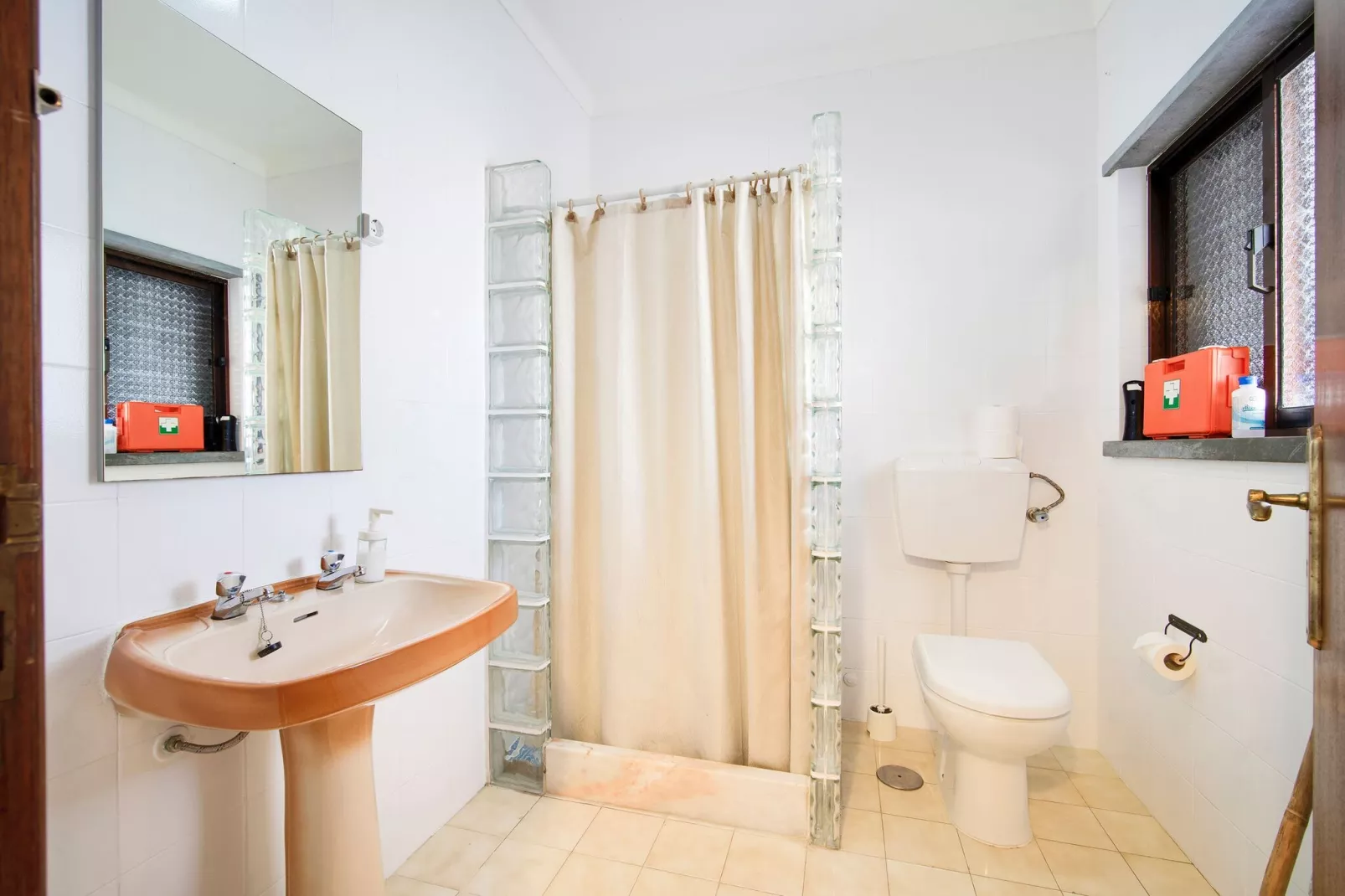 Isabel-Bathroom