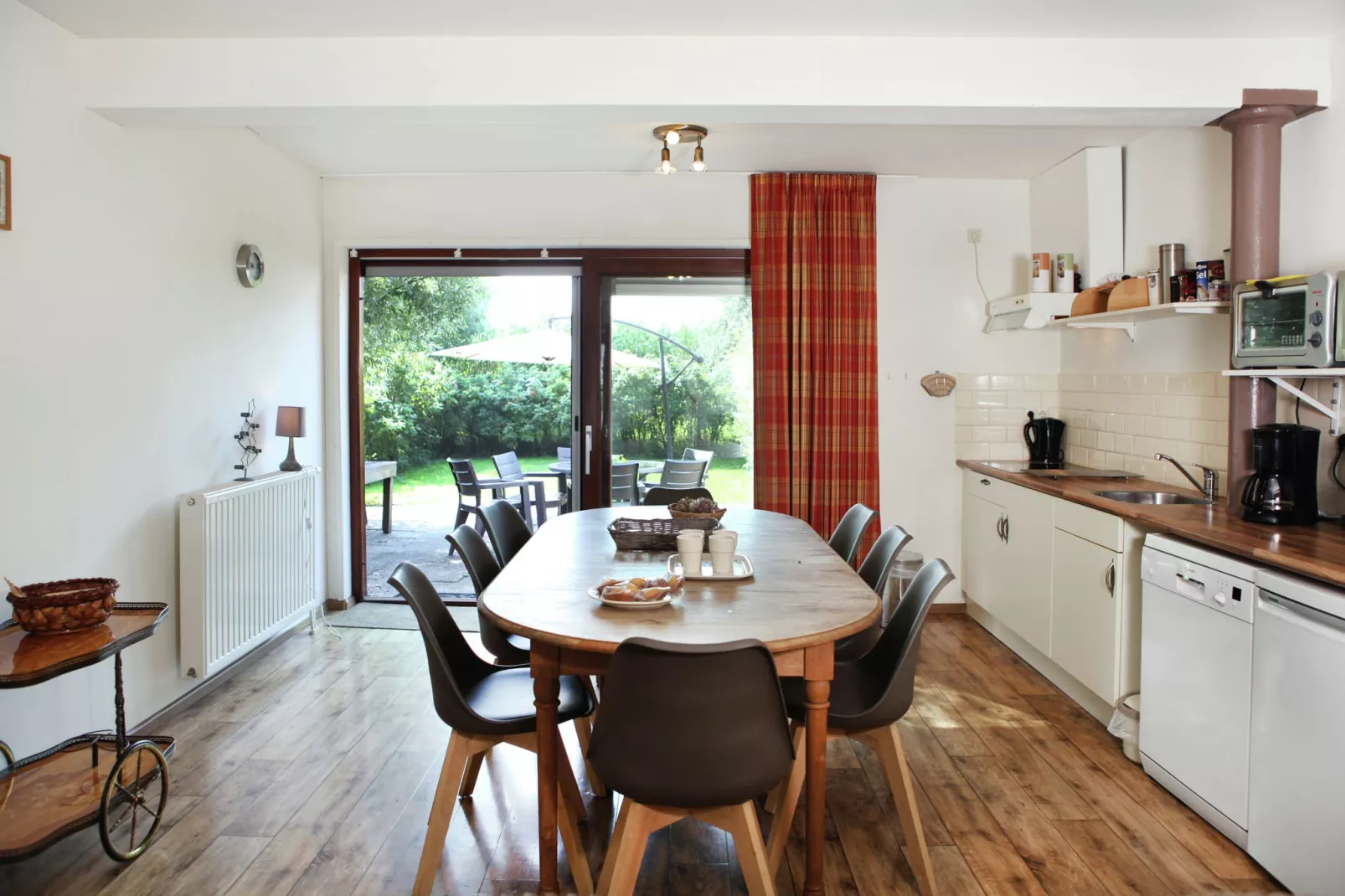 Appartement De Dorsvloer-Dining room