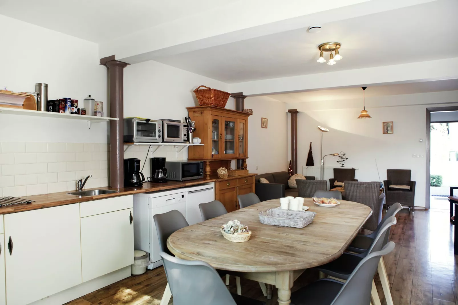 Appartement De Dorsvloer-Dining room