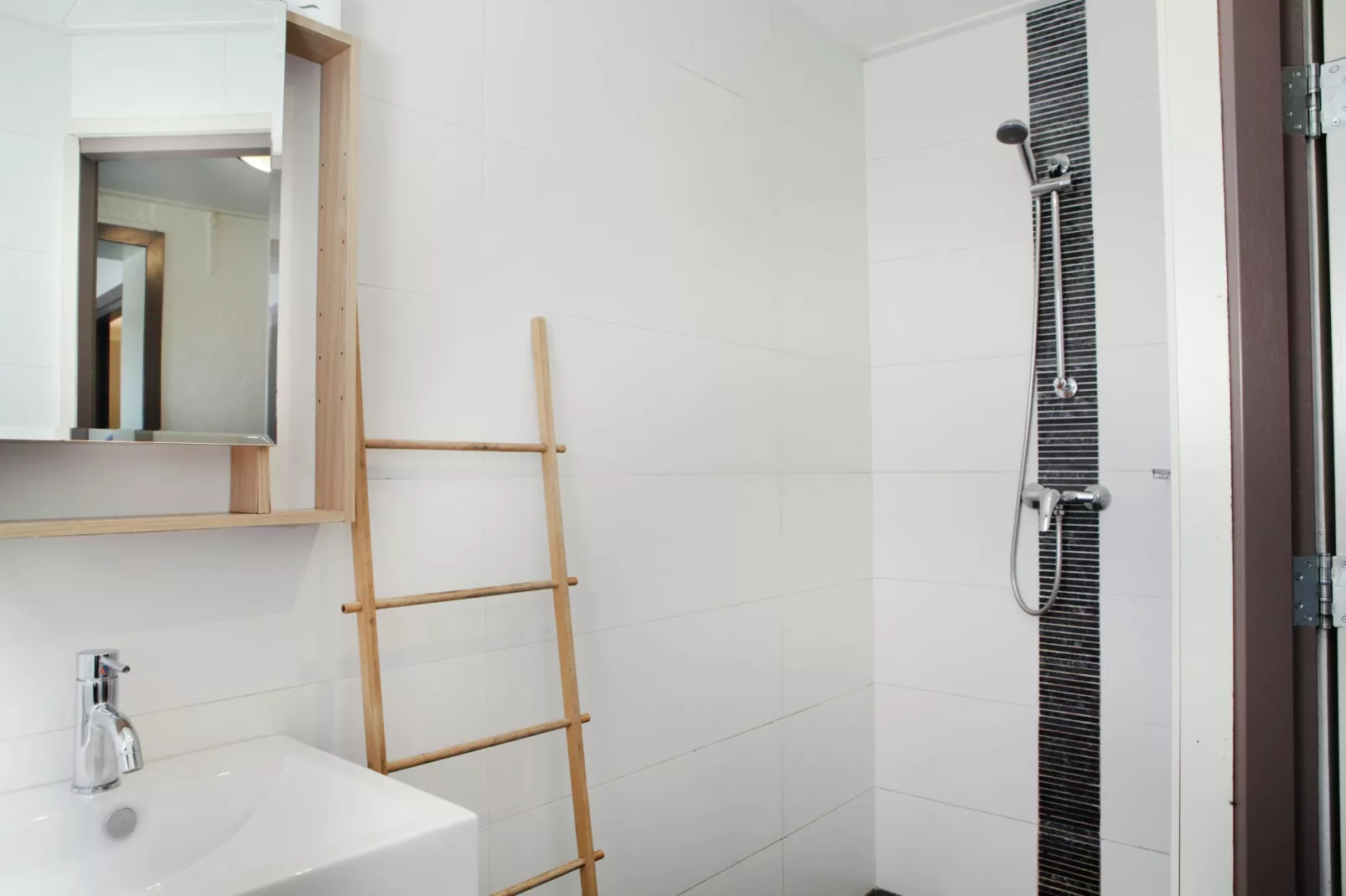 Appartement De Dorsvloer-Bathroom