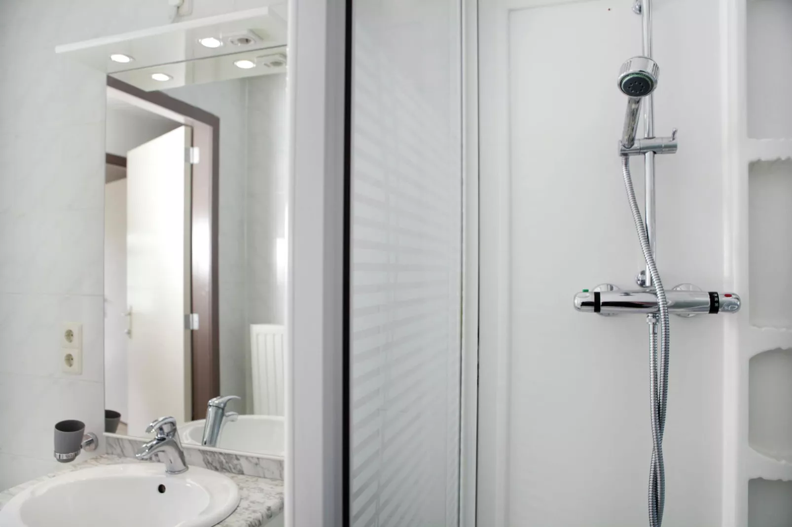 Appartement De Hooizolder-Bathroom