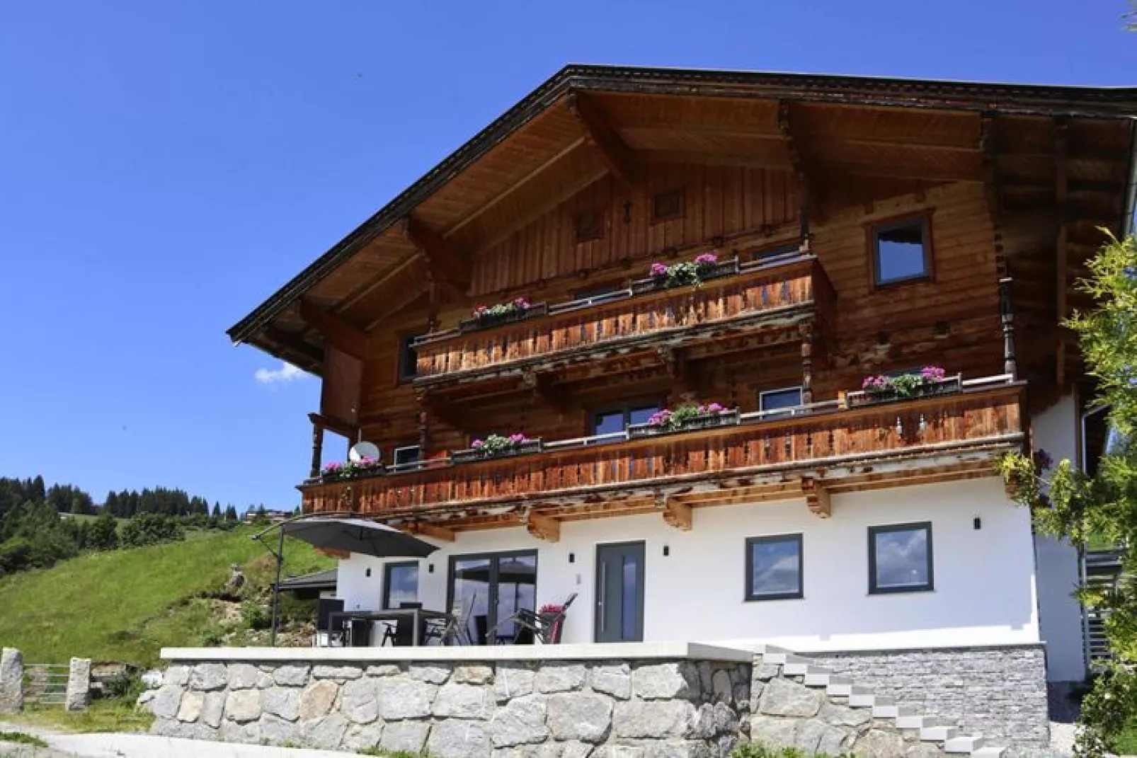 Motzerngut-Exterior summer