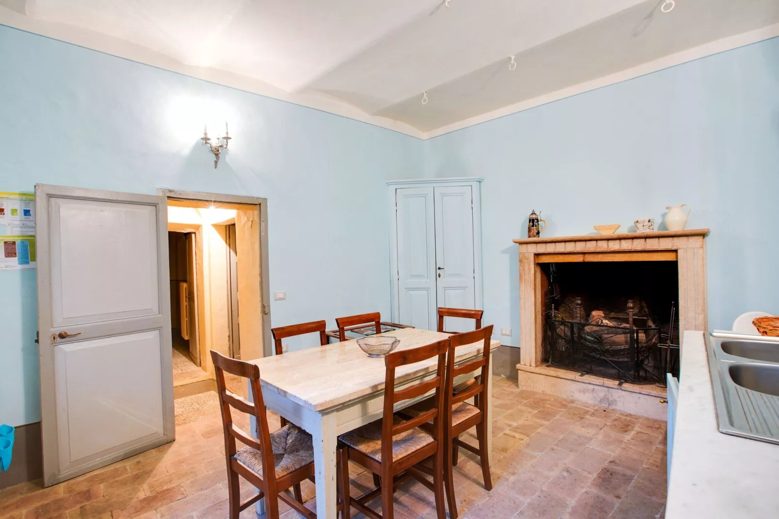 Castagno-Dining room