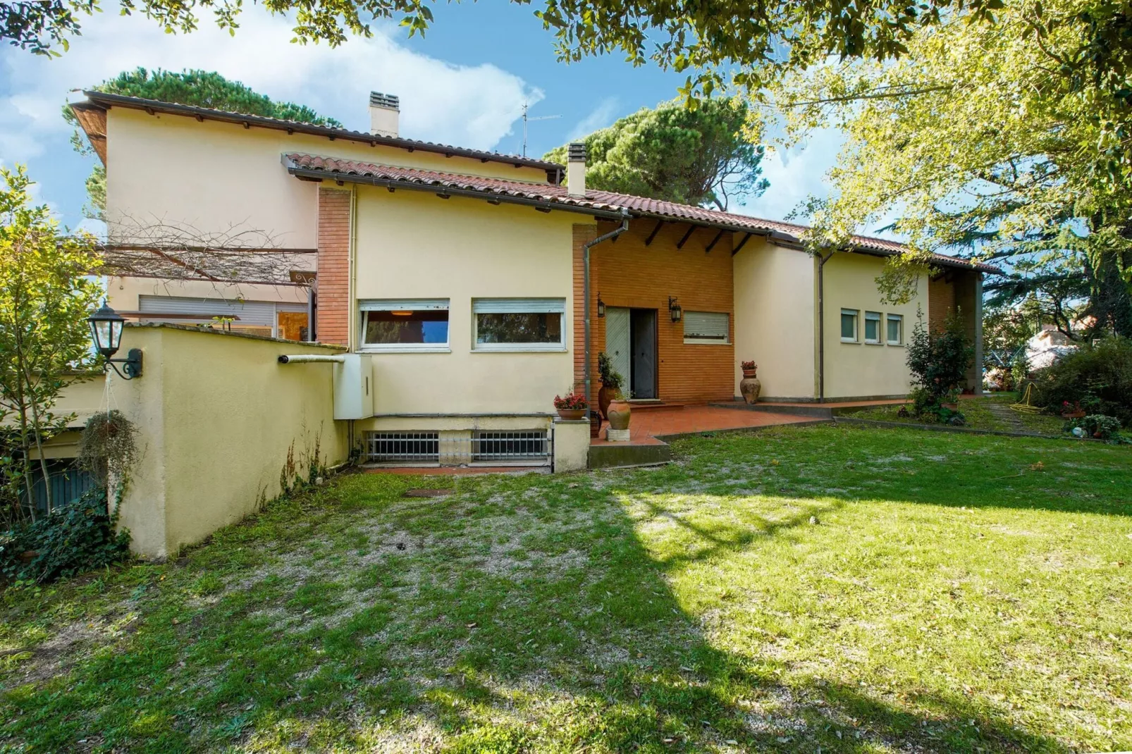 Cassia-Exterior summer