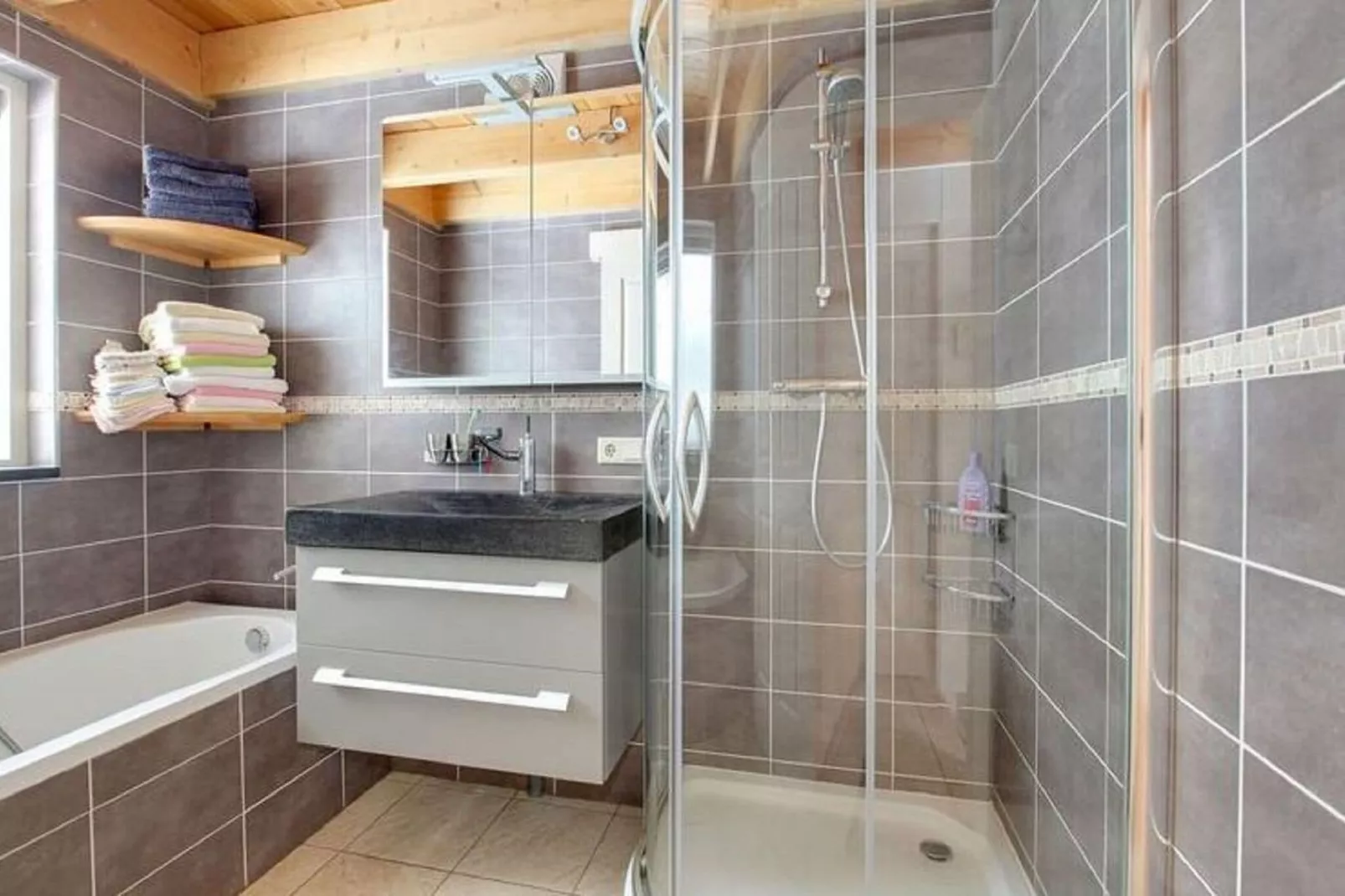 Prachtig vrijstaand huis met tuin op de Veluwe-Bathroom