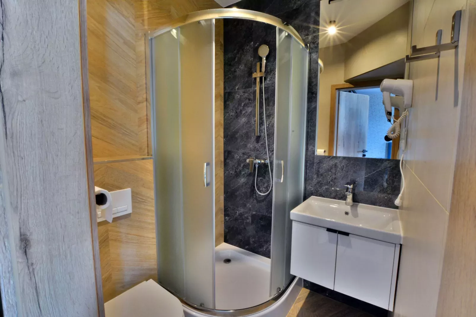 Apartament nr 3 3-osobowy 29 m2 Ustronie Morskie-Bathroom