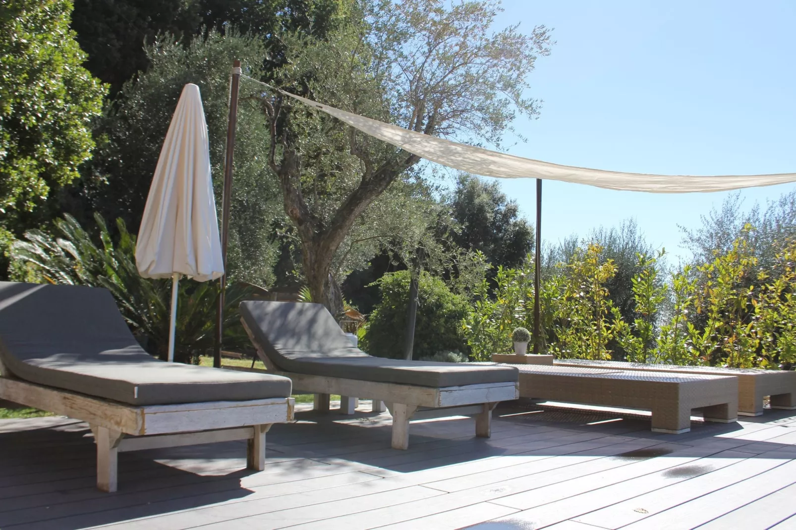 Roucaou-Terrace balcony