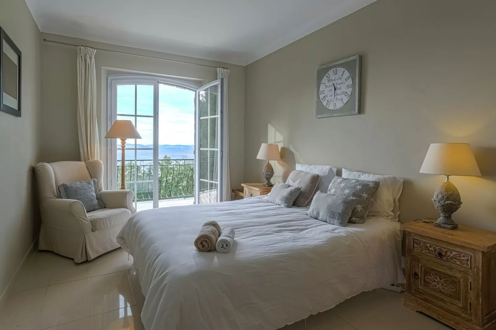 Roucaou-Bedroom