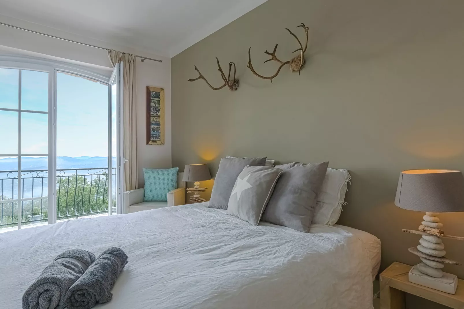 Roucaou-Bedroom