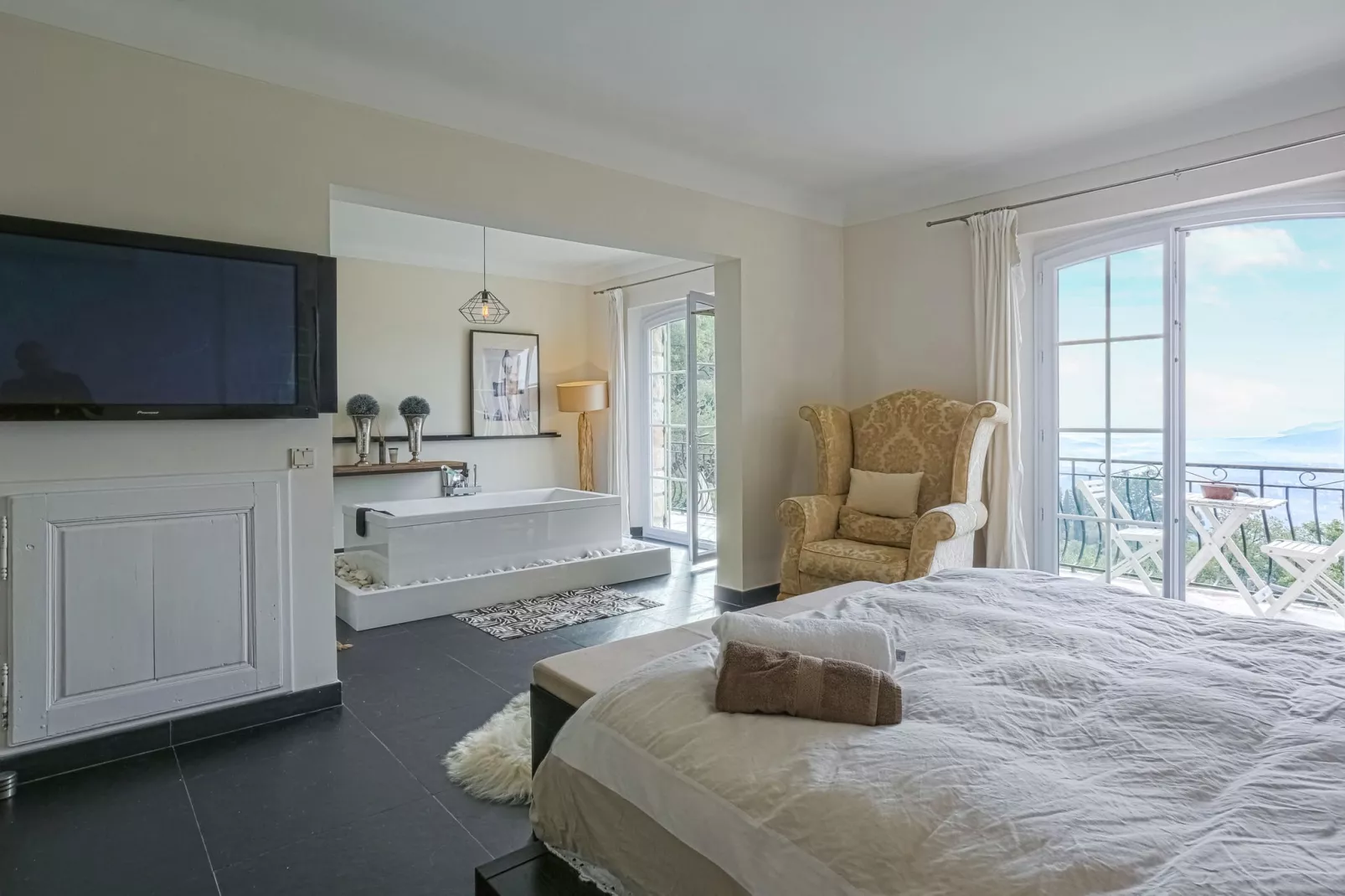 Roucaou-Bedroom