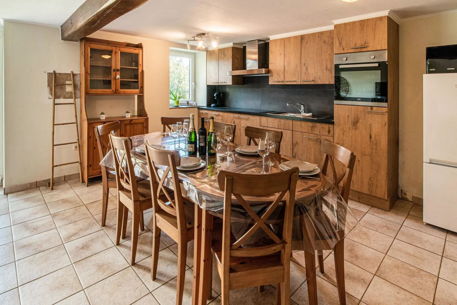 Charmante maison de vacances  pour 8 adultes Au val des fées et des ondines-Esszimmer