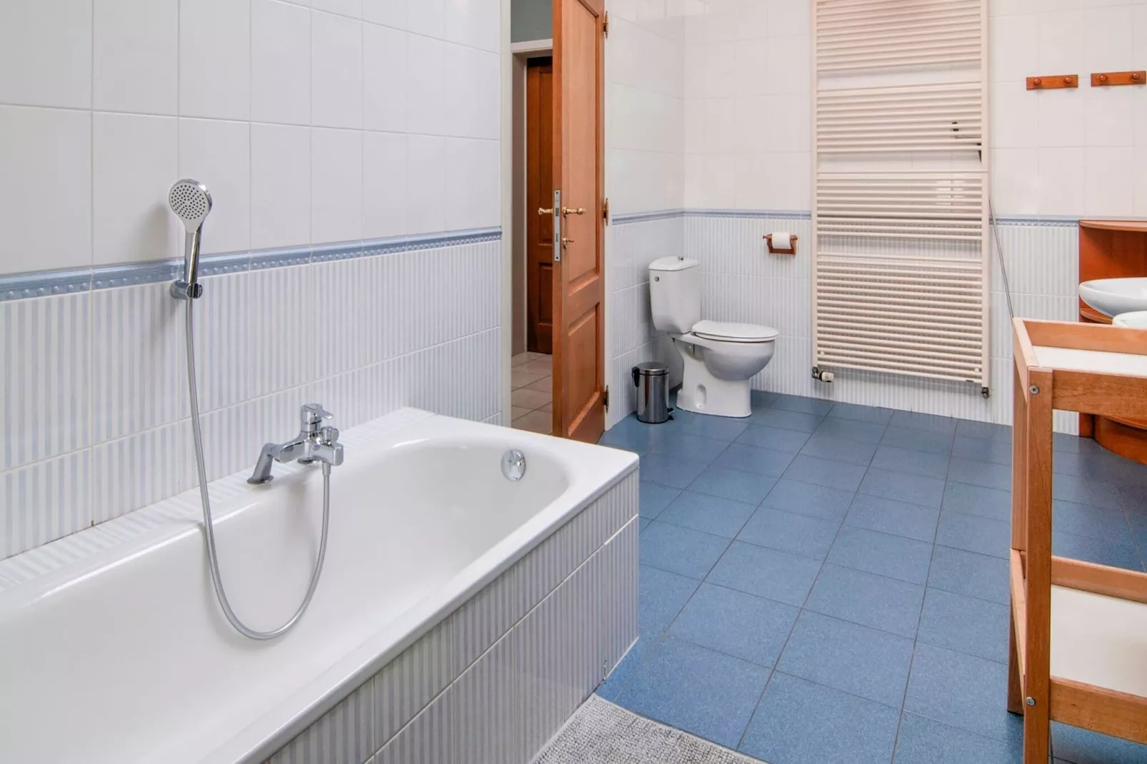 Le Petit Fagnard Gîte pour 9 personnes-Bathroom
