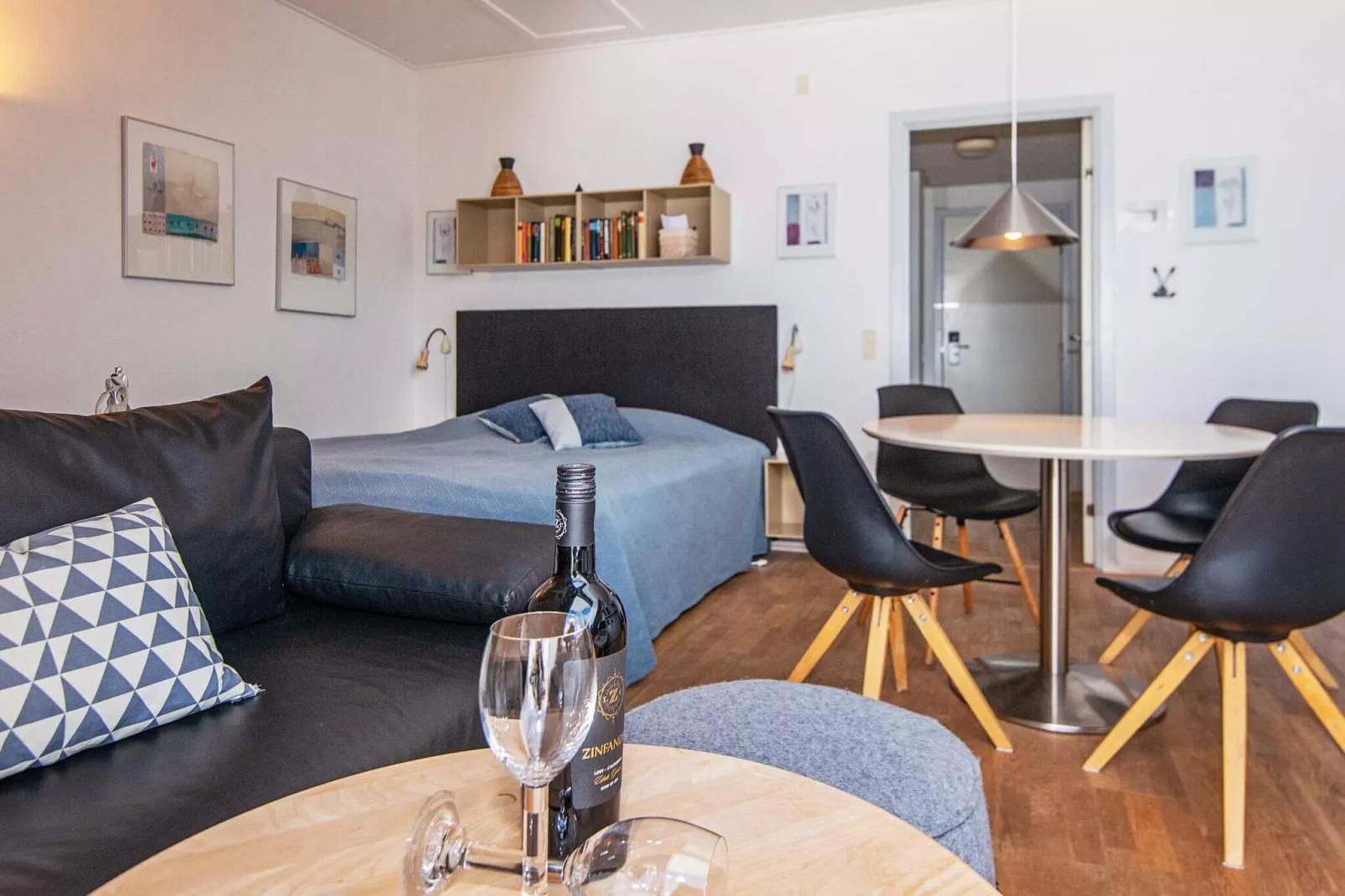 1 room w/seaview-Indoor