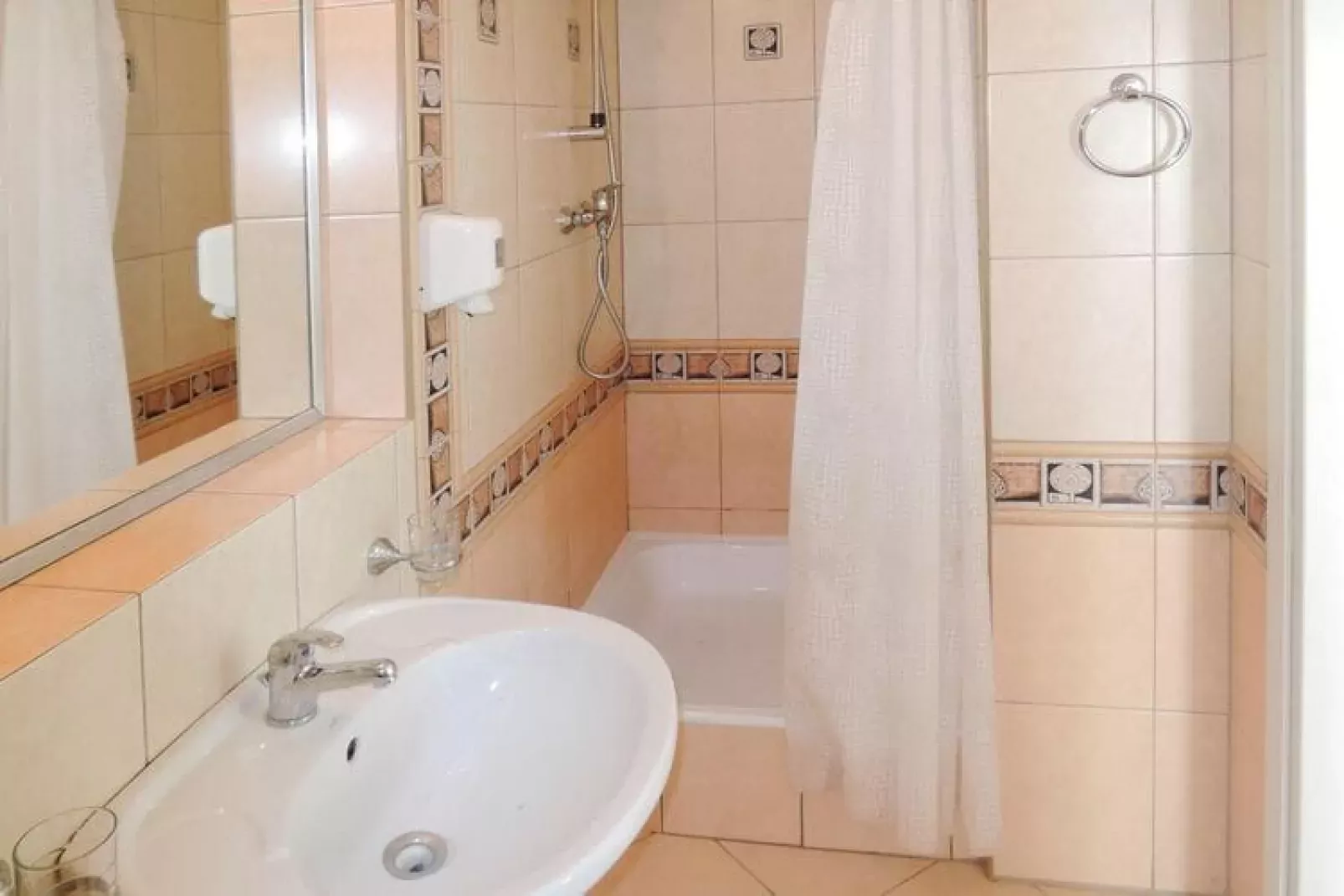 Dom z basenem dla 14 osób Kołczewo-Bathroom