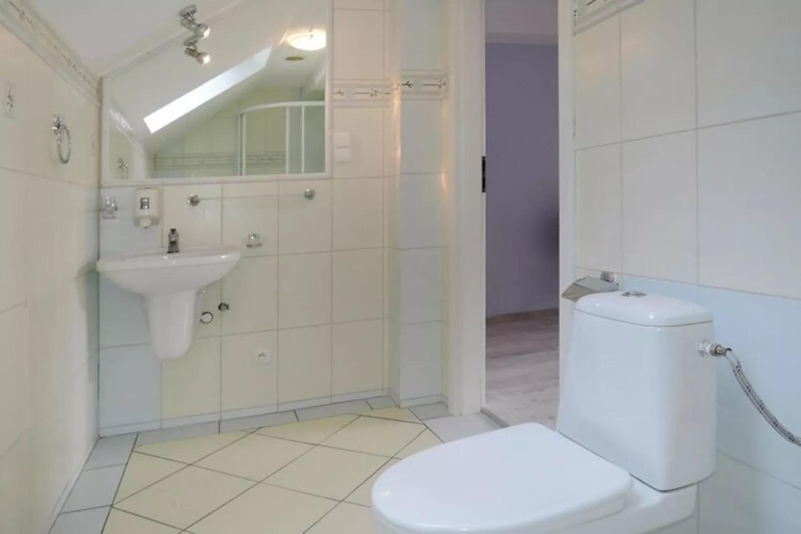 Dom z basenem dla 14 osób Kołczewo-Bathroom